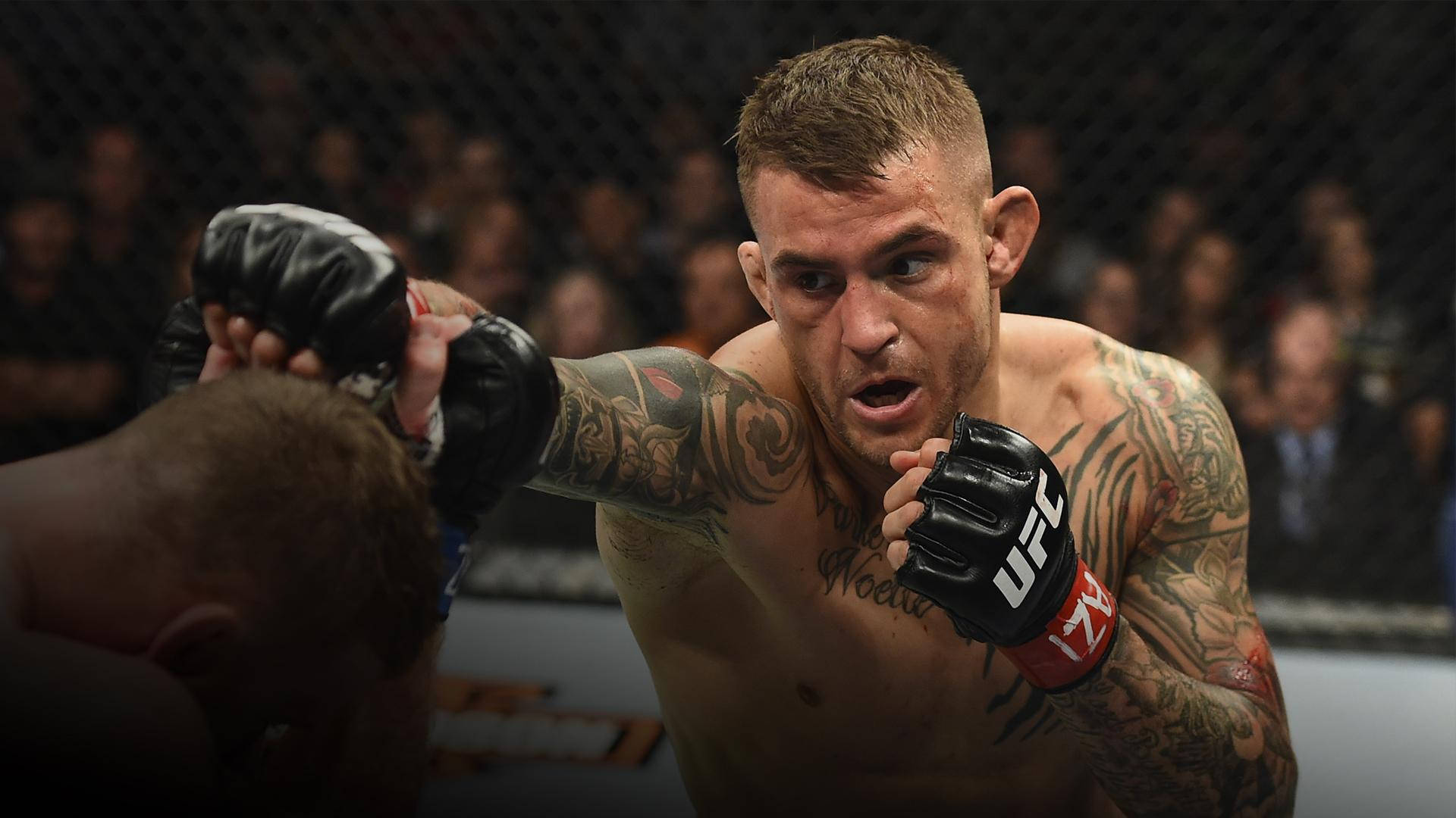 MMA拳手在比賽中於UFC八角籠內出拳。