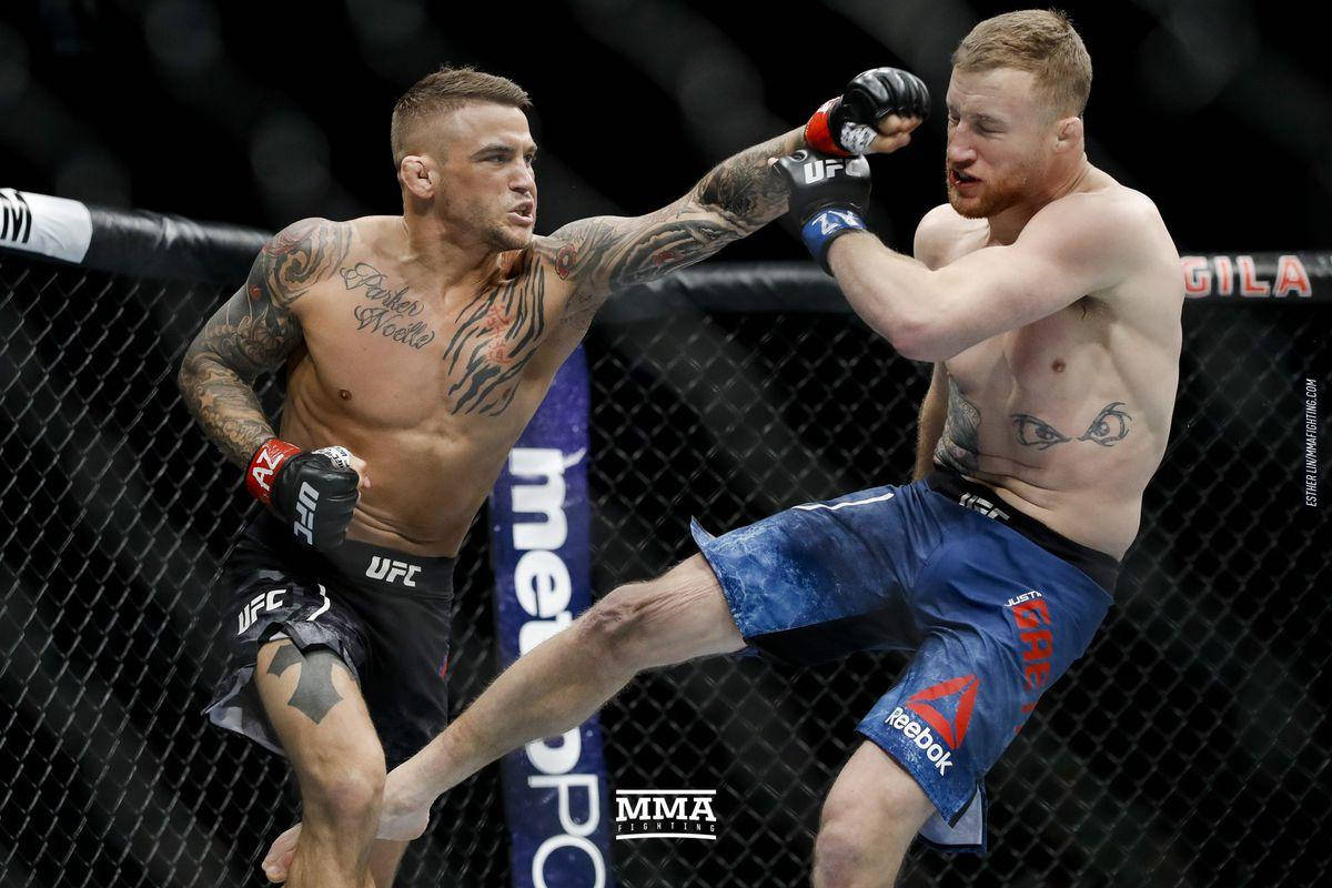 兩名男性MMA拳手在鐵籠賽中互相攻擊。