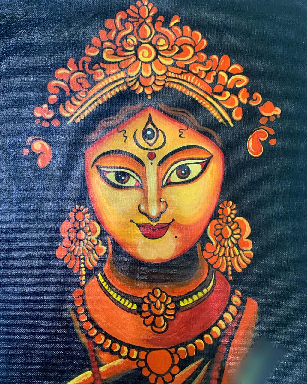 杜爾加女神彩繪畫作 壁紙 — 一幅充滿活力的油畫，描繪一位神聖的女性神祇，戴著華麗的橙色王冠和珠寶，背景是深藍色。