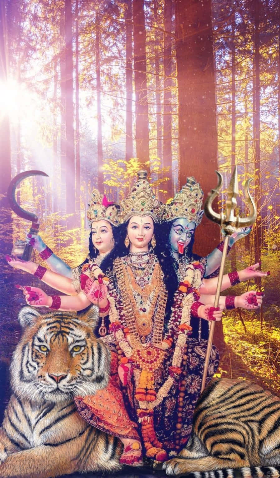 杜爾加女神與老虎的森林畫作 壁紙 — 三位印度教女神佩戴華麗珠寶，在陽光明媚的森林中端坐，兩隻老虎伏在她們腳邊。