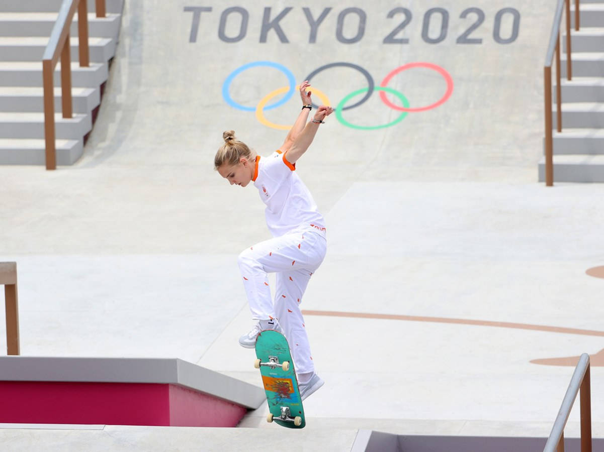 女滑板選手在東京2020奧運會滑板公園中表演技巧。