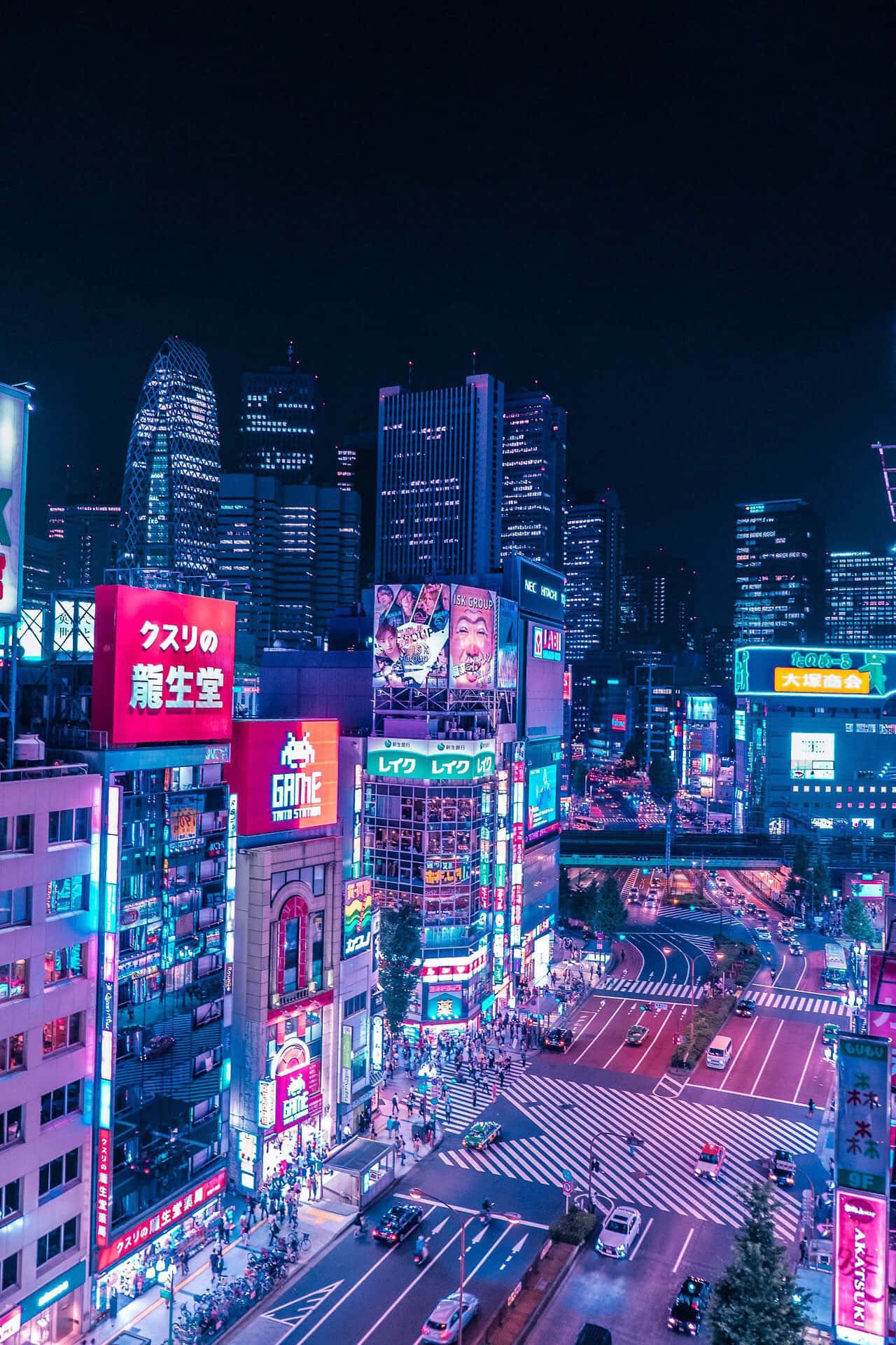 夜晚的東京城市景觀，閃爍的霓虹燈招牌和繁忙的街道。
