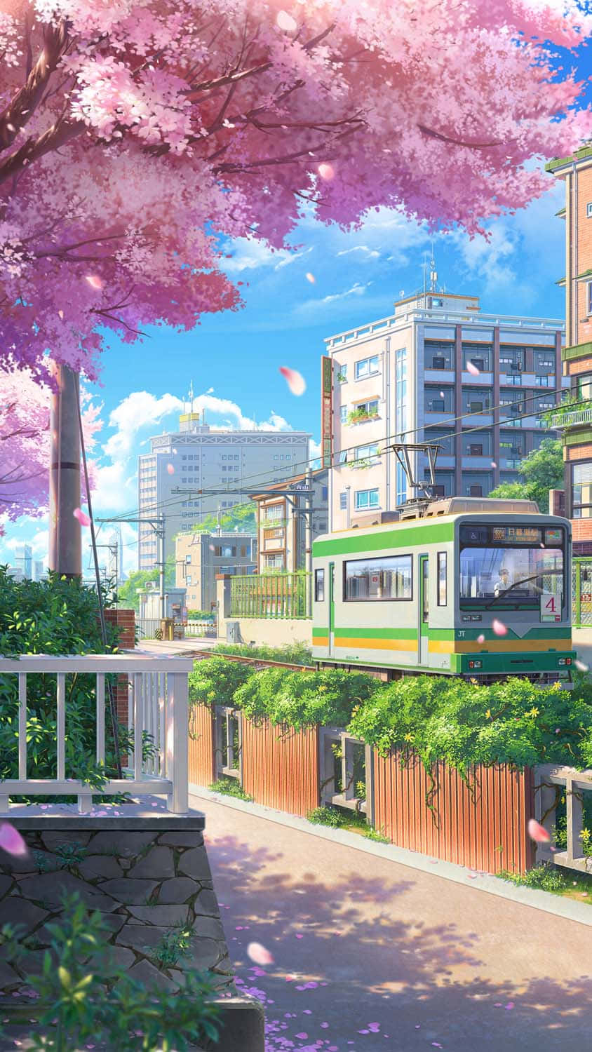 東京動漫風格櫻花城市 壁紙 — 一輛充滿活力的動畫風格電車在陽光普照的城市街道上，於粉紅櫻花樹冠下行駛。
