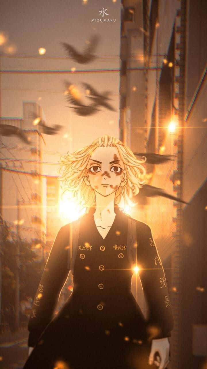 《東京卍リベンジャーズ》中的米奇 壁紙 — 一位金髮動漫女孩穿著深色外套，站在發光的城市小巷中，鳥兒在她身邊飛過，背景是溫暖的日落。