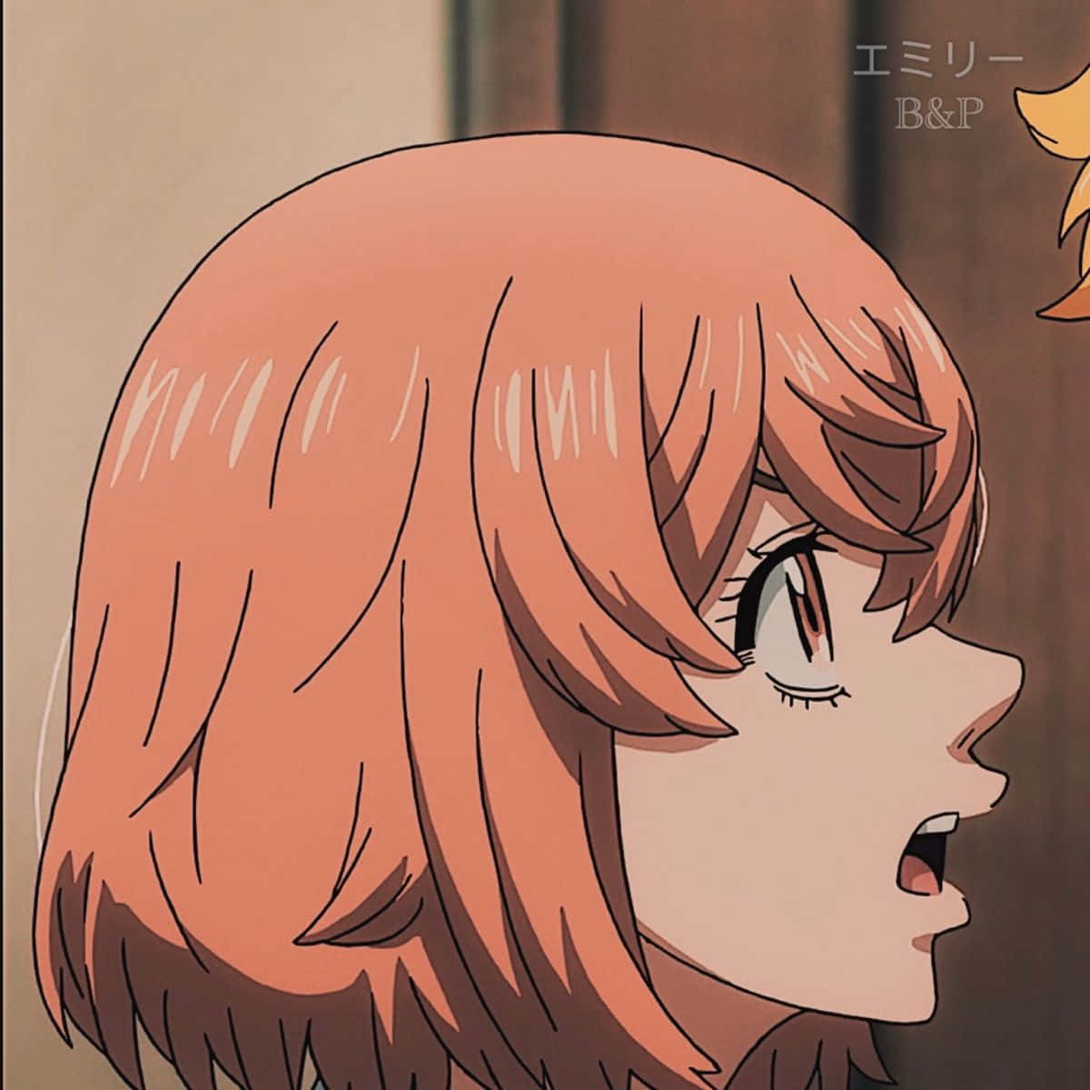 擁有蜜桃色頭髮和大眼睛的動漫女孩在側面顯得驚訝。