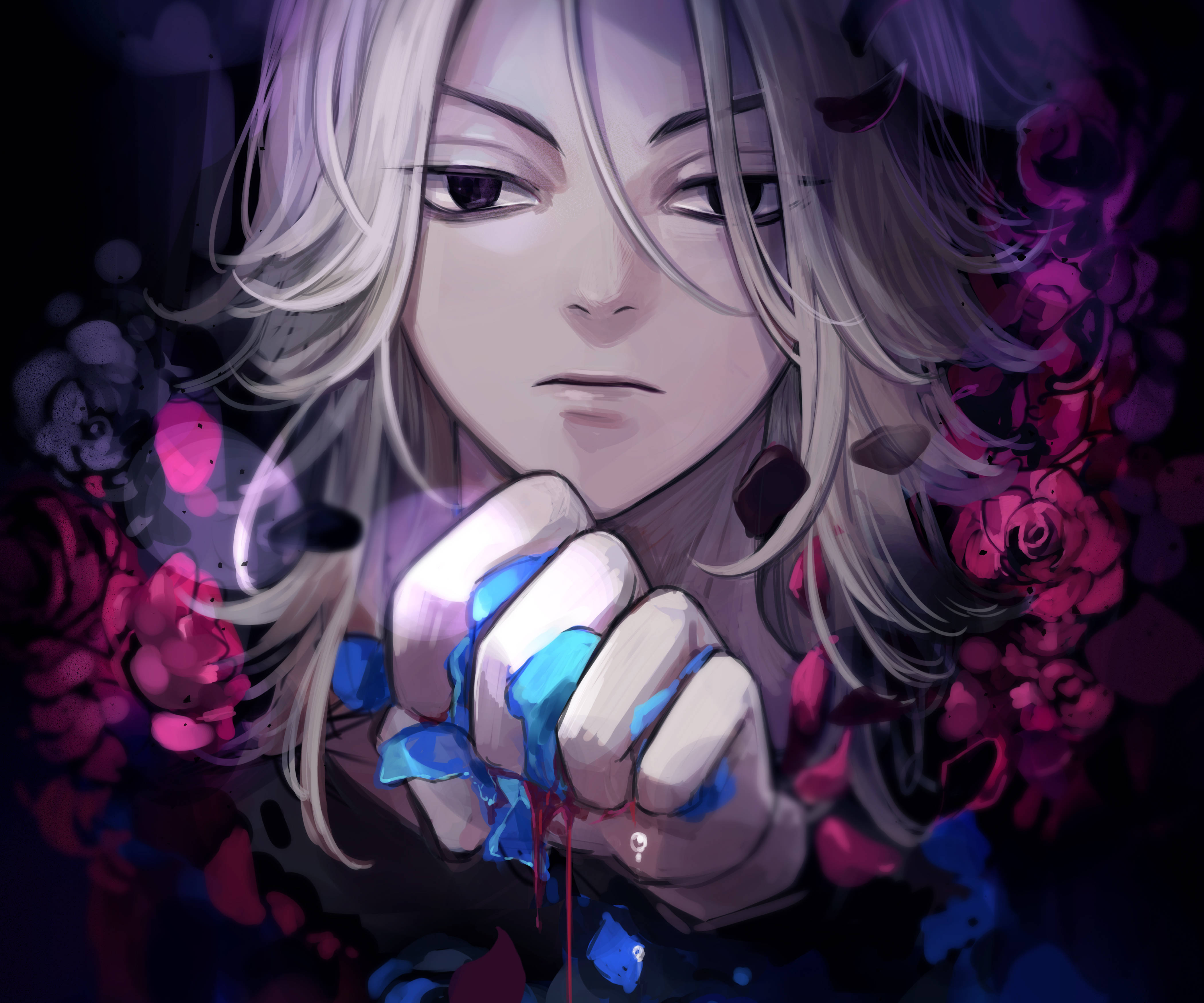 《東京卍復仇者》Mikey 周圍粉紅花朵 壁紙 — 一個蒼白的動漫女孩，銀色頭髮，握緊拳頭，藍色液體從她的指關節滴落，周圍是深粉紅色的玫瑰。