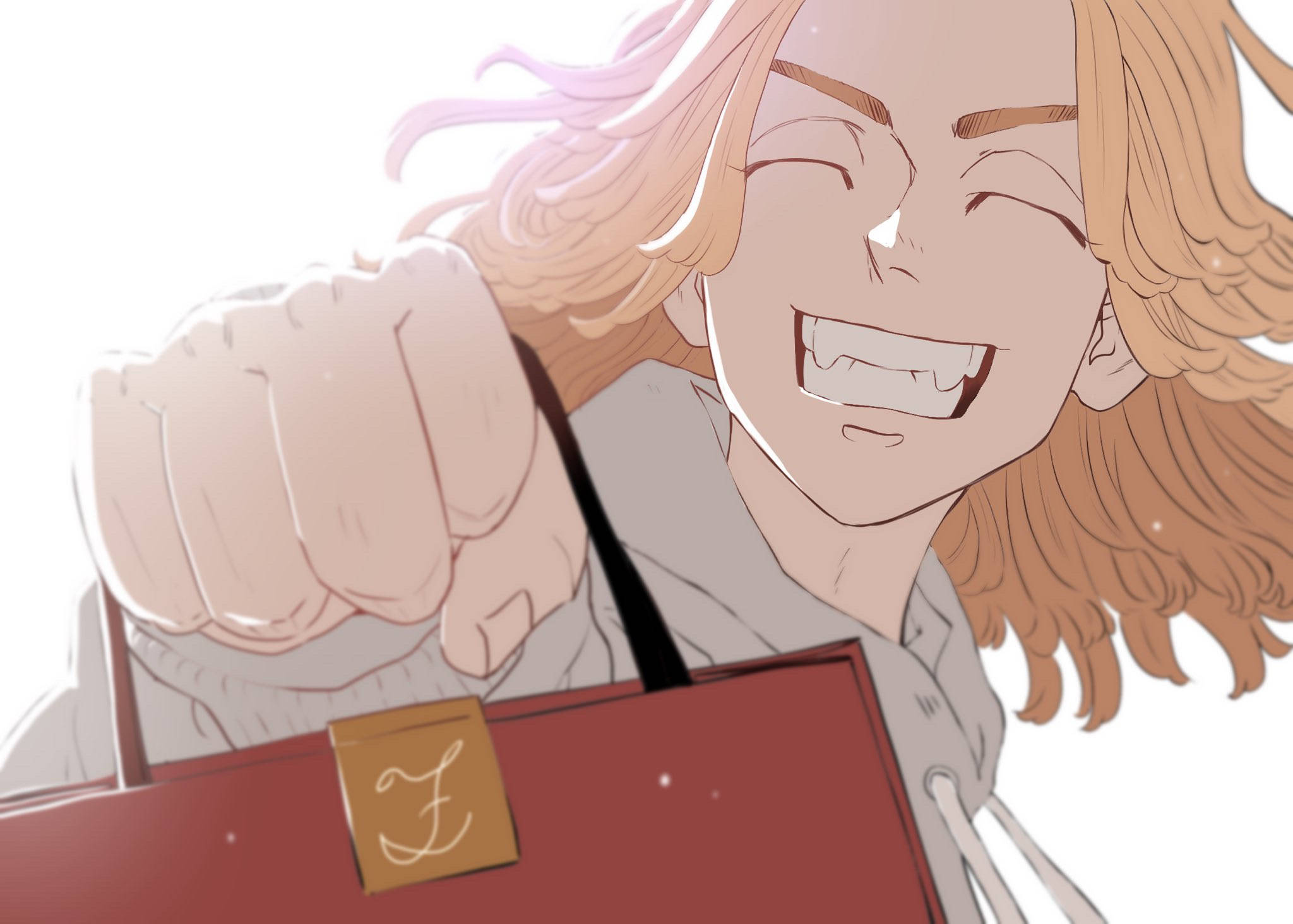 《東京卍復仇者》Mikey 幽默表情 壁紙 — 一個開心的動漫角色，金髮，笑著拿著一個帶有金色標誌的紅色包包。