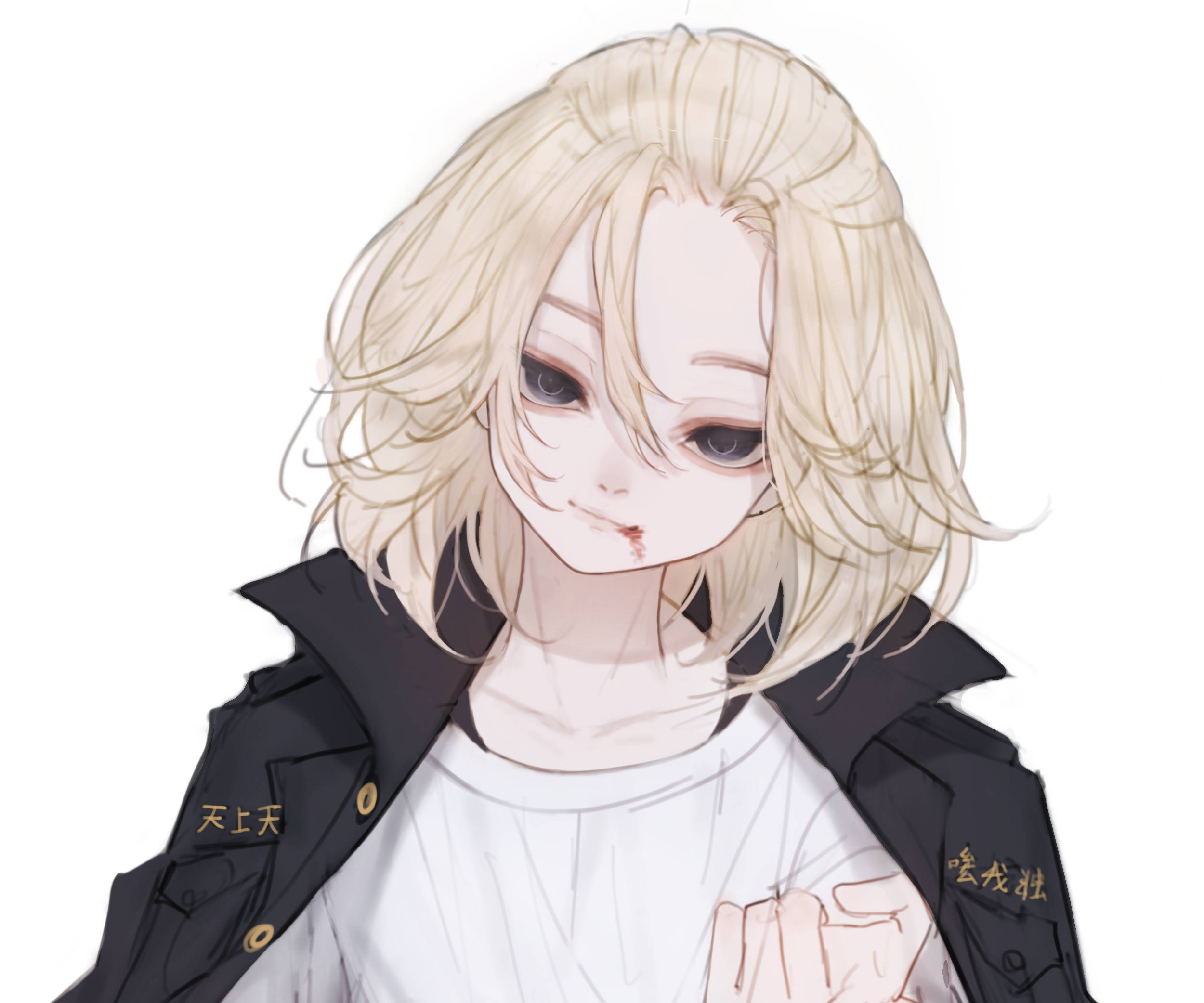 《東京卍復仇者》Mikey 血染戰鬥場景 壁紙 — 一個憂鬱的動漫女孩，一頭凌亂的金髮，嘴唇上有一個小傷口，穿著黑色外套內搭白襯衫。