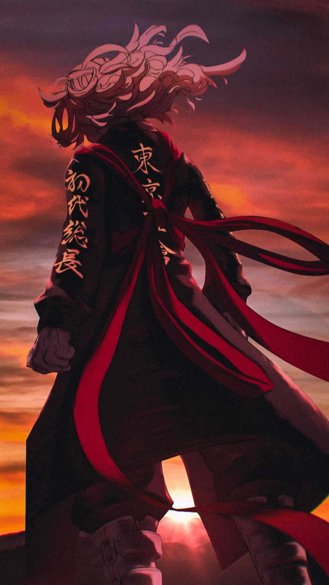 《東京卍復仇者》Mikey穿和服 壁紙 — 一個孤獨的動漫戰士，擁有飄逸的紅髮和深紅色長袍，在熾熱的日落天空下形成剪影。