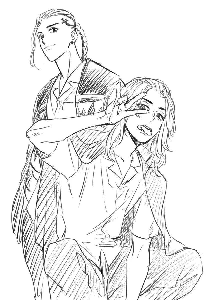 《東京卍復仇者》中 Draken 與 Mikey 壁紙 — 兩個動漫角色在草圖風格的黑白畫中，一個做出和平手勢，另一個則帶著冷笑看著。