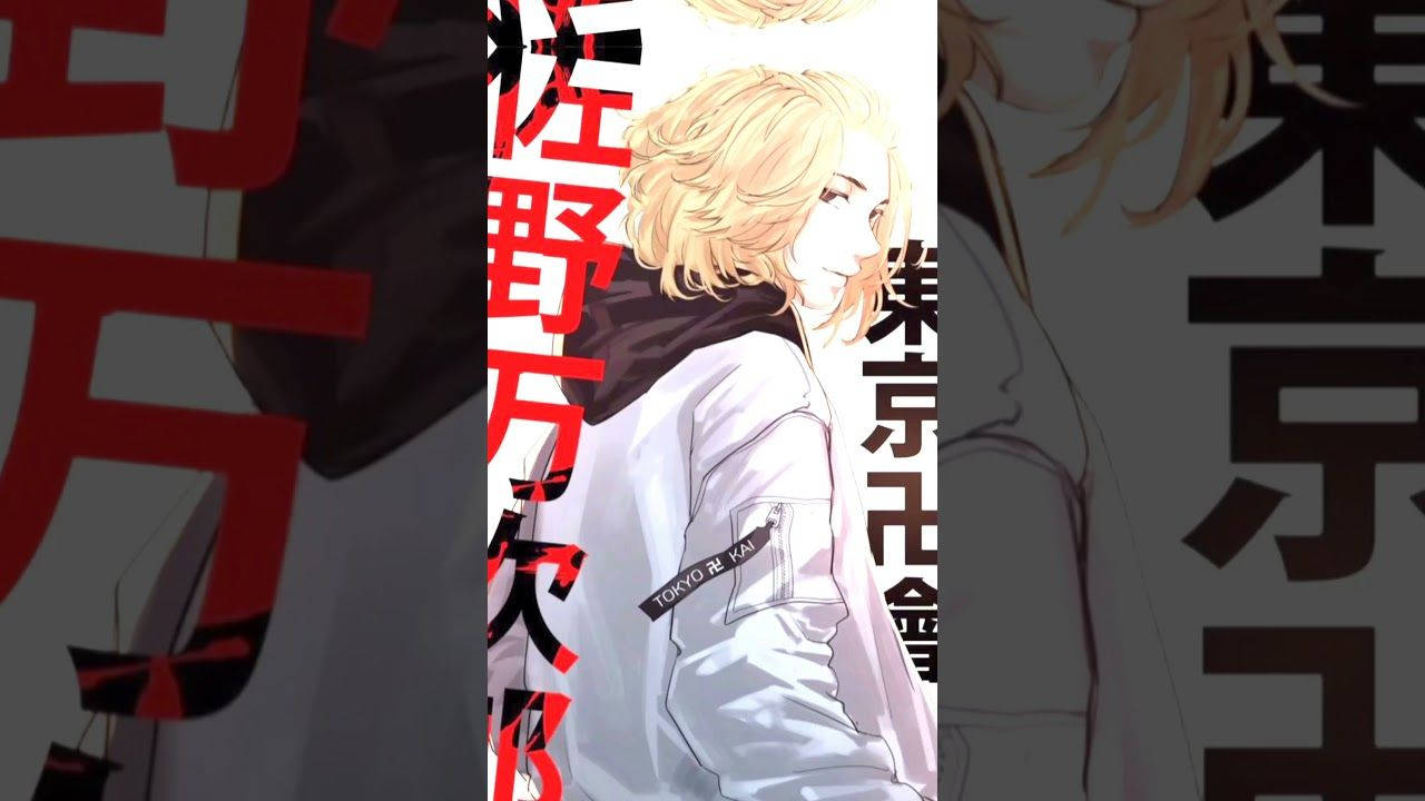 《東京卍復仇者》中 Mikey 的漫畫形象 壁紙 — 金髮白外套的動漫角色站在大膽的紅黑日文字背景前。