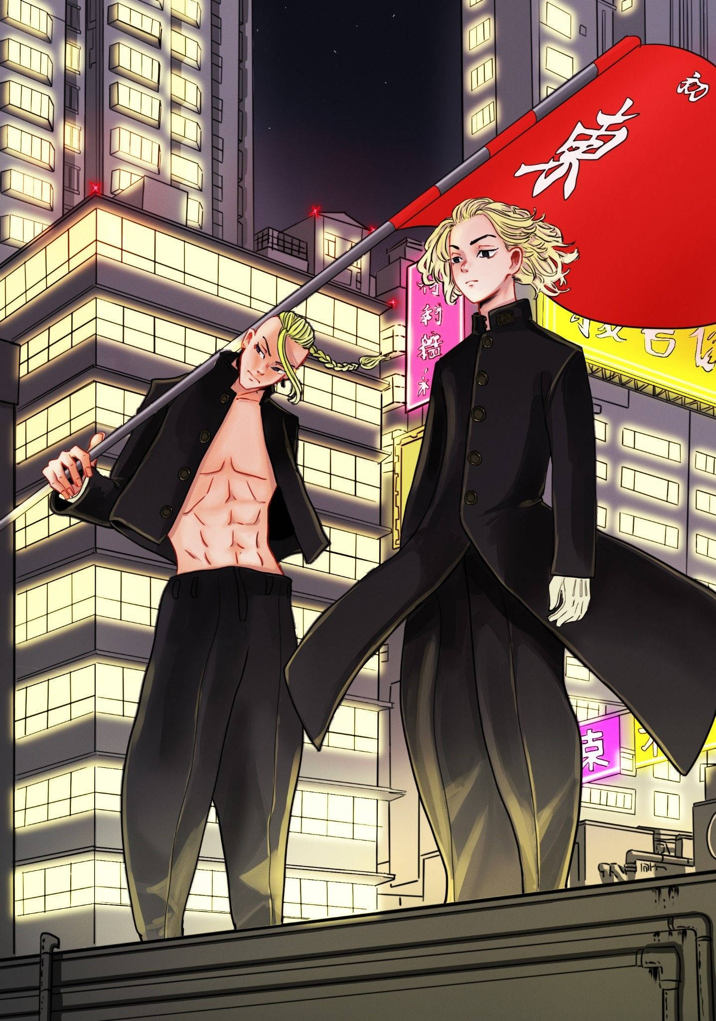 《東京卍復仇者》中 Mikey 與 Draken 壁紙 — 兩個動漫角色夜晚站在屋頂上，其中一個手持紅旗，背景是發光的城市摩天大樓。