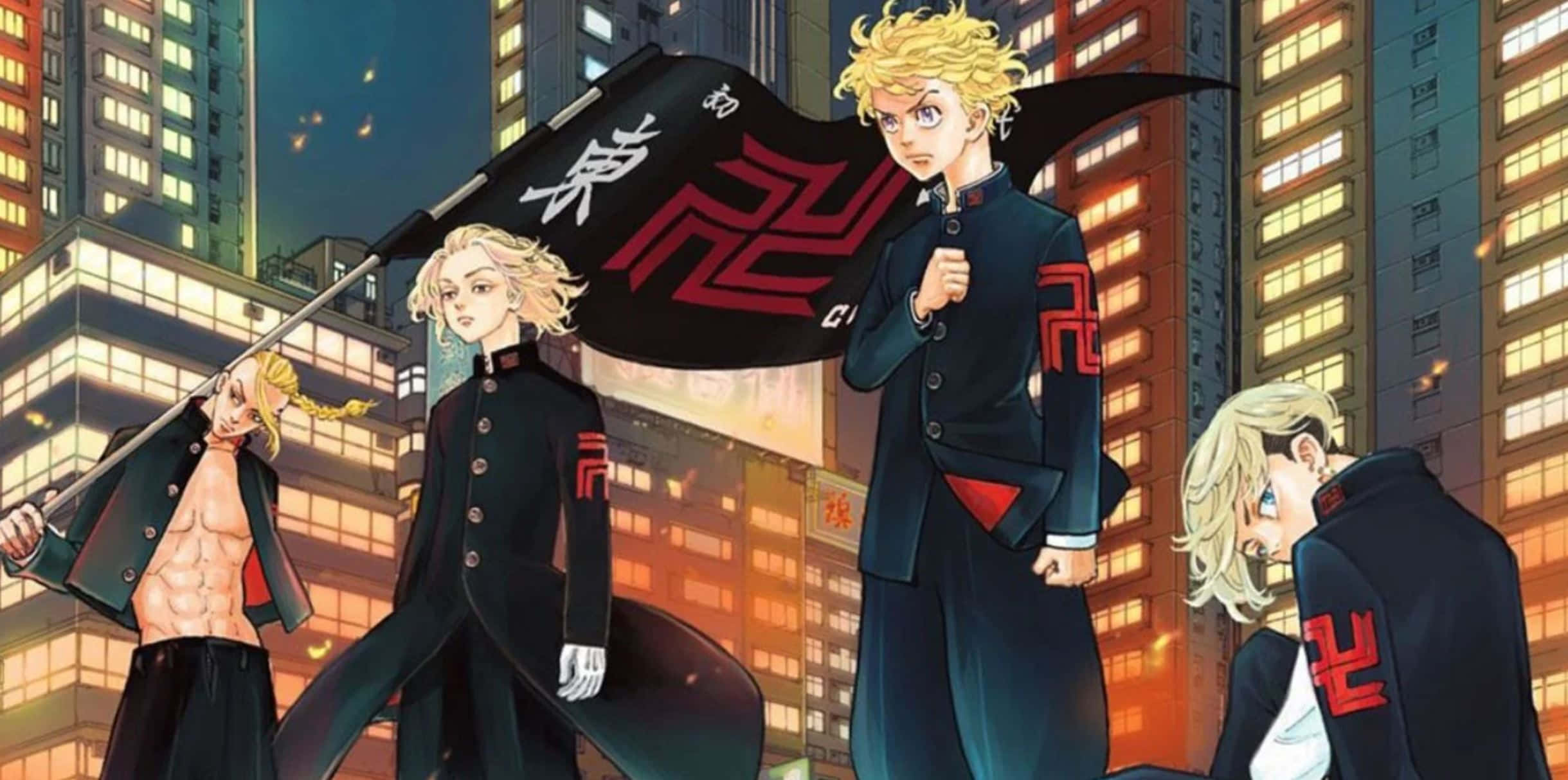 《東京卍復仇者》中，兩名戴面具穿西裝的男子在東京街頭對戰 壁紙 — 四個動漫角色身穿深色制服，在夜晚霓虹燈閃爍的城市景觀中挑釁地站立，手持一面帶有紅色漢字的黑色旗幟。