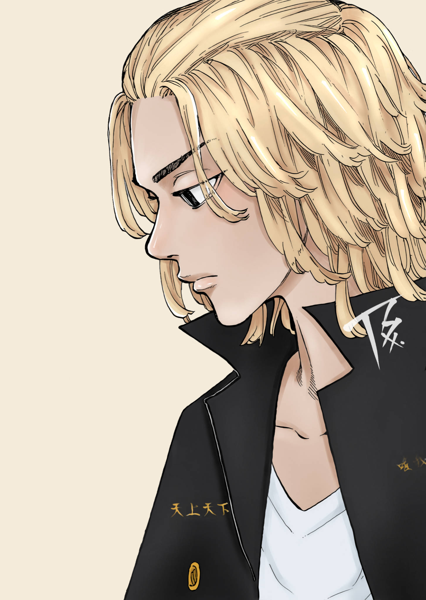 《東京卍復仇者》中黃髮 Mikey 壁紙 — 側面嘅動漫角色，金髮，黑色外套，米色背景。