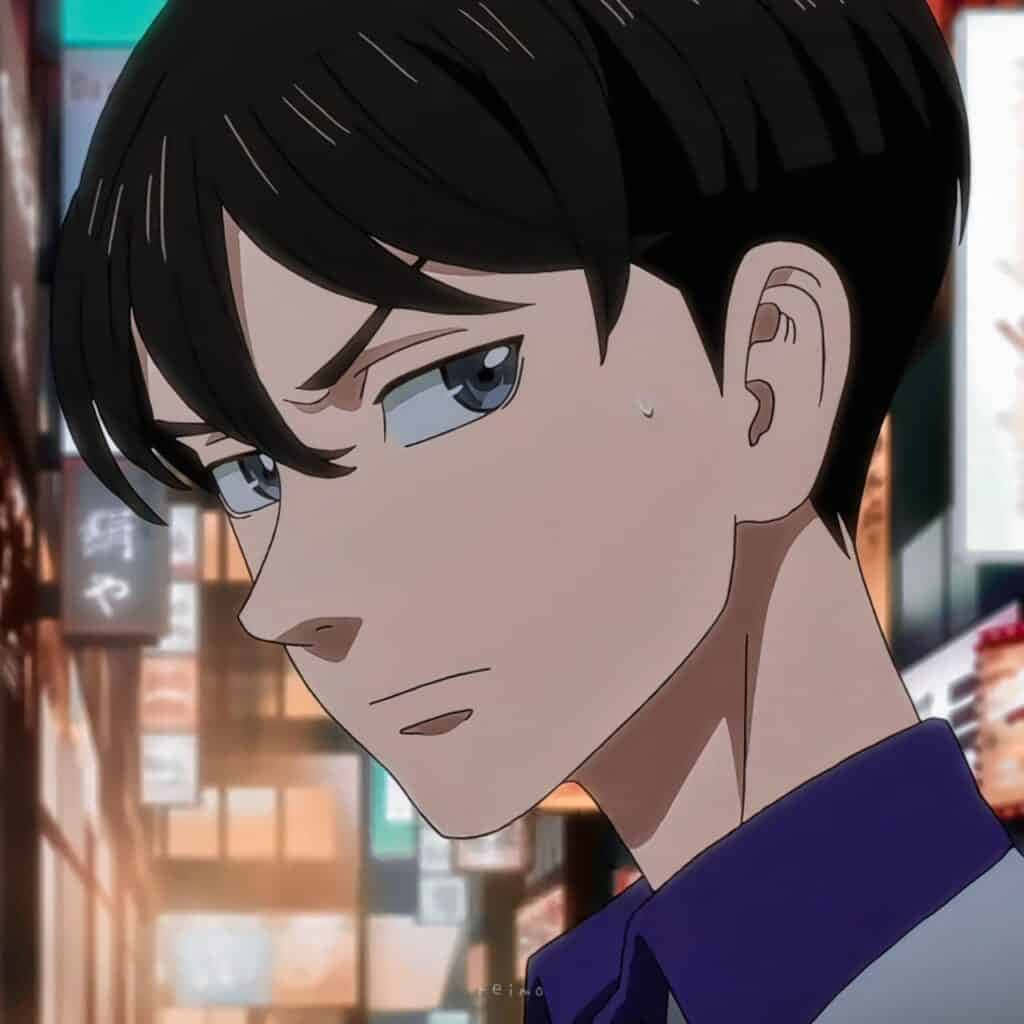 《東京卍復仇者》半農千景重返東京，面對過去並報仇 壁紙 — 夜晚在霓虹燈照亮的城市小巷中，一個黑髮藍眼的動畫男性角色特寫，視線望向畫面外。