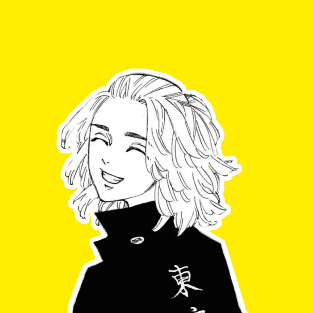《東京卍復仇者》微笑的Mikey 壁紙 — 一個開心的動漫角色，波浪形頭髮，在鮮豔的黃色背景上微笑。