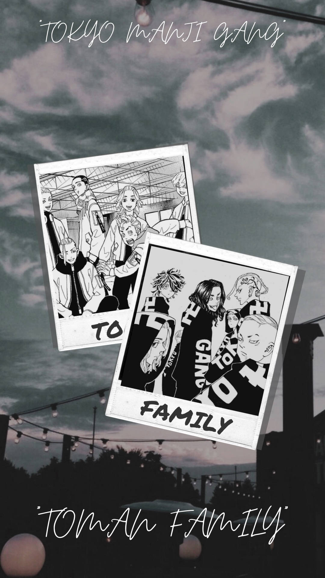 兩張傾斜的寶麗來照片，帶有動畫角色，標有Tokyo Manji Gang和Toman Family，背景是暮色天空和燈串。