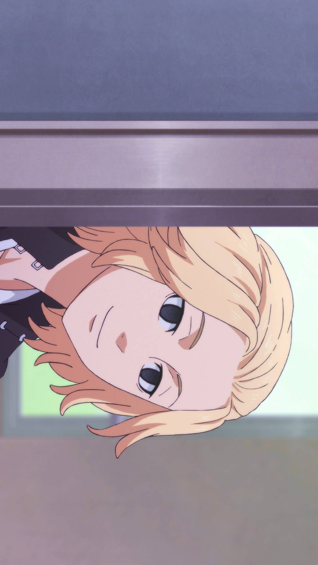 金髮動漫女孩好奇地倒掛著向上看。
