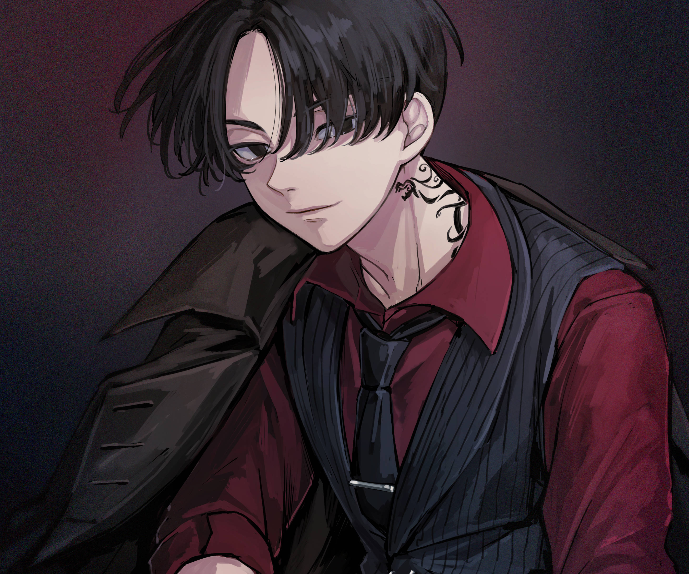 《東京卍復仇者》黑髮Mikey 壁紙 — 一個情緒化的動漫男性，黑髮和頸部紋身，穿著紅色襯衫和黑色背心，外套下，背景是深紫色。