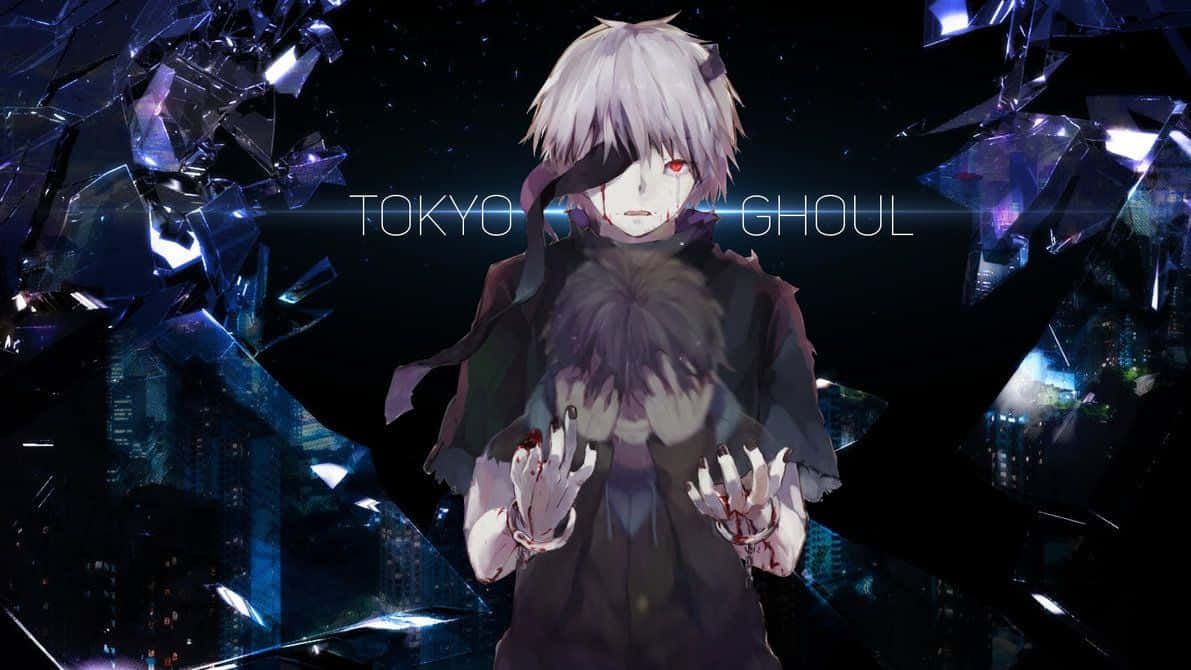 《東京喰種》中的戲劇性場景 壁紙 — 一個蒼白的動漫角色，白髮紅眼，站在破碎的玻璃中，背景是黑暗的城市景觀。