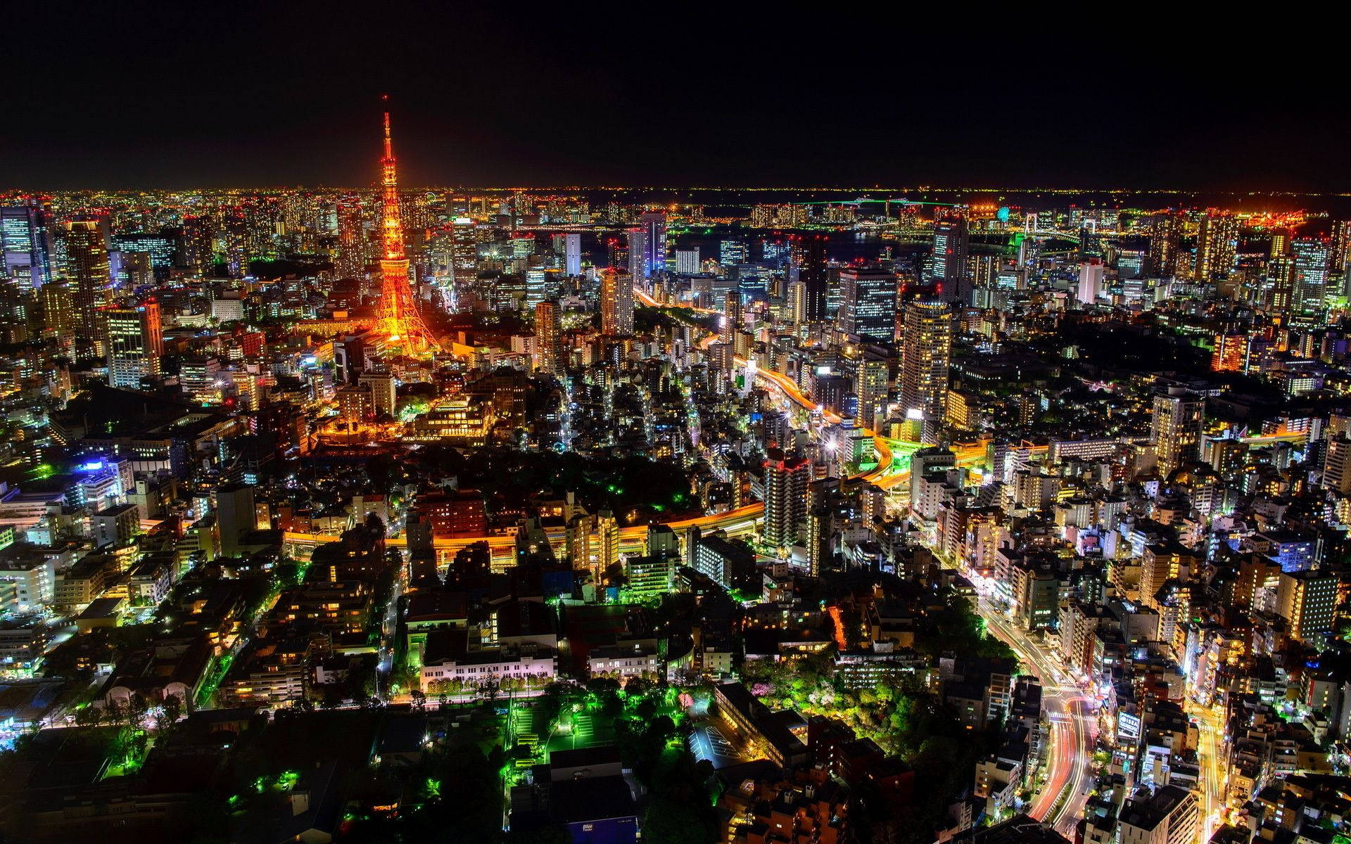 夜晚的東京，摩天大樓閃閃發光，東京塔燈火通明。