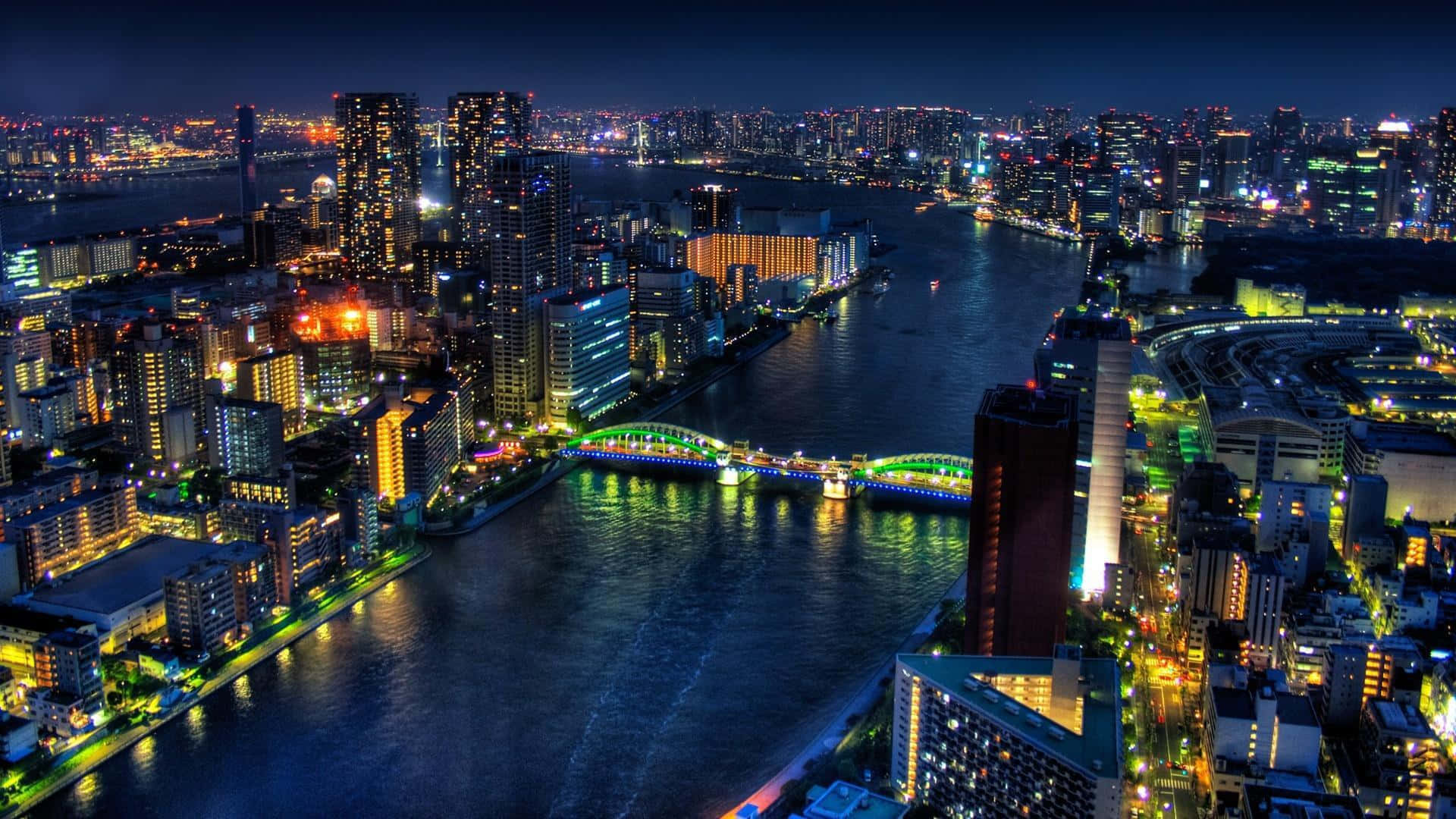 璀璨的夜景城市，燈火通明的建築物和在水面上發光的橋樑。