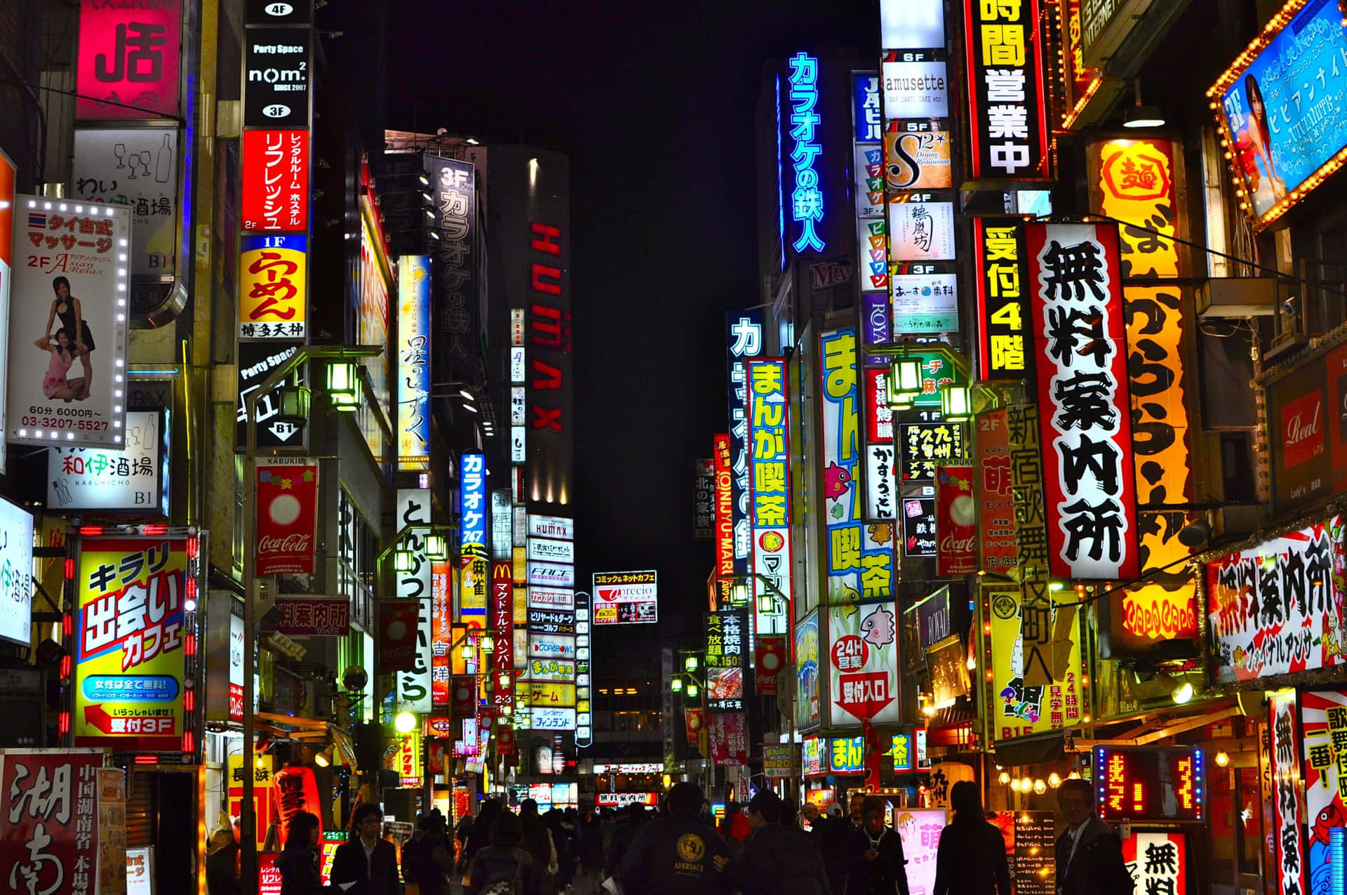 夜晚東京嘅霓虹燈街道，擠迫嘅行人路同發光嘅招牌。