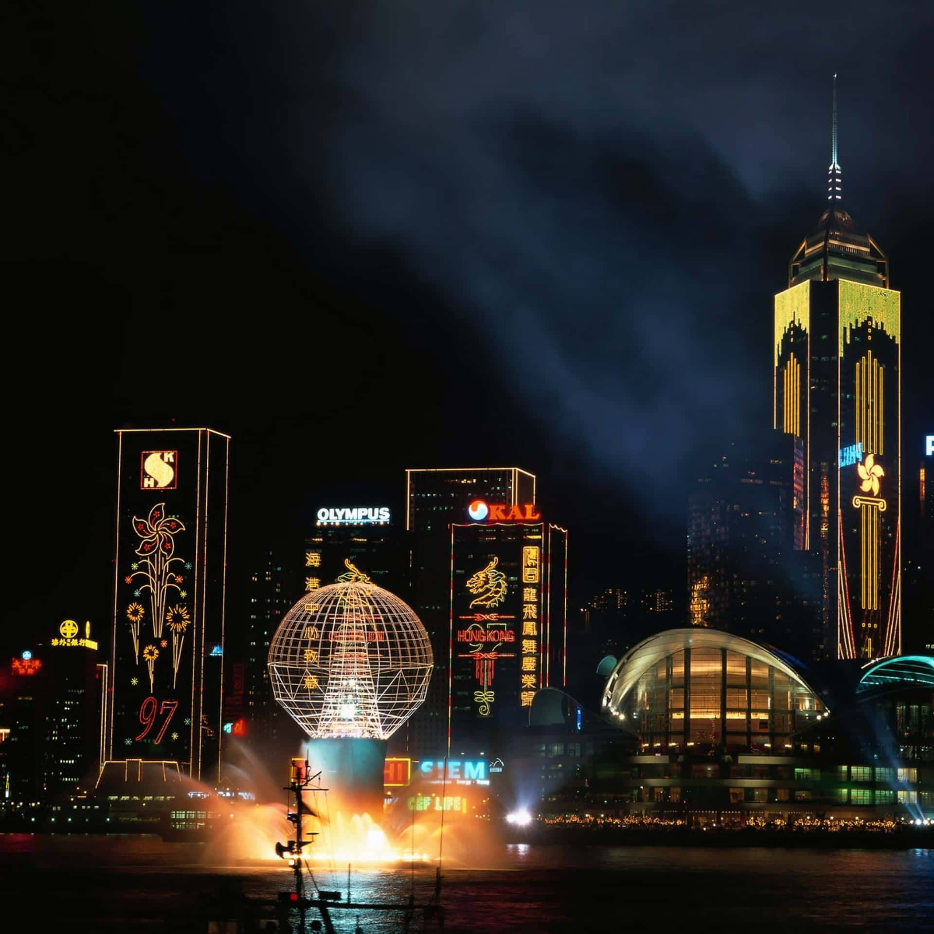 香港夜景，霓虹燈和水上煙火表演。