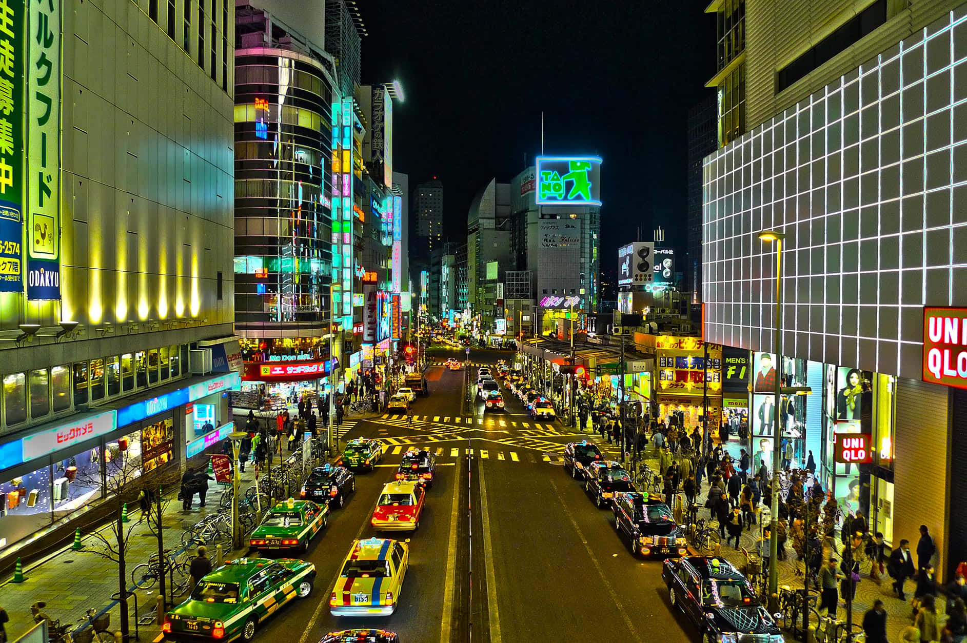 夜晚充滿活力的東京街道，霓虹燈和繁忙的交通。