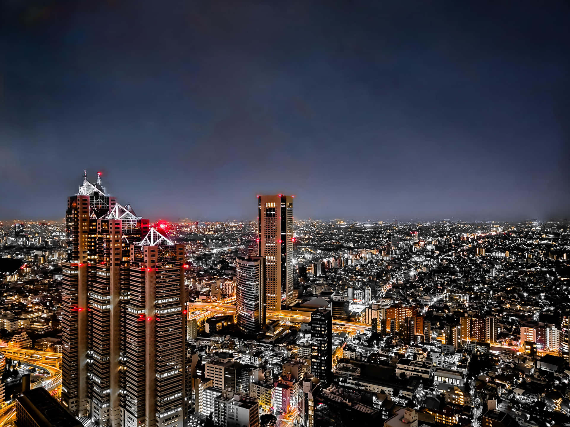 東京夜景，發光的摩天大樓與密集的城市燈光。