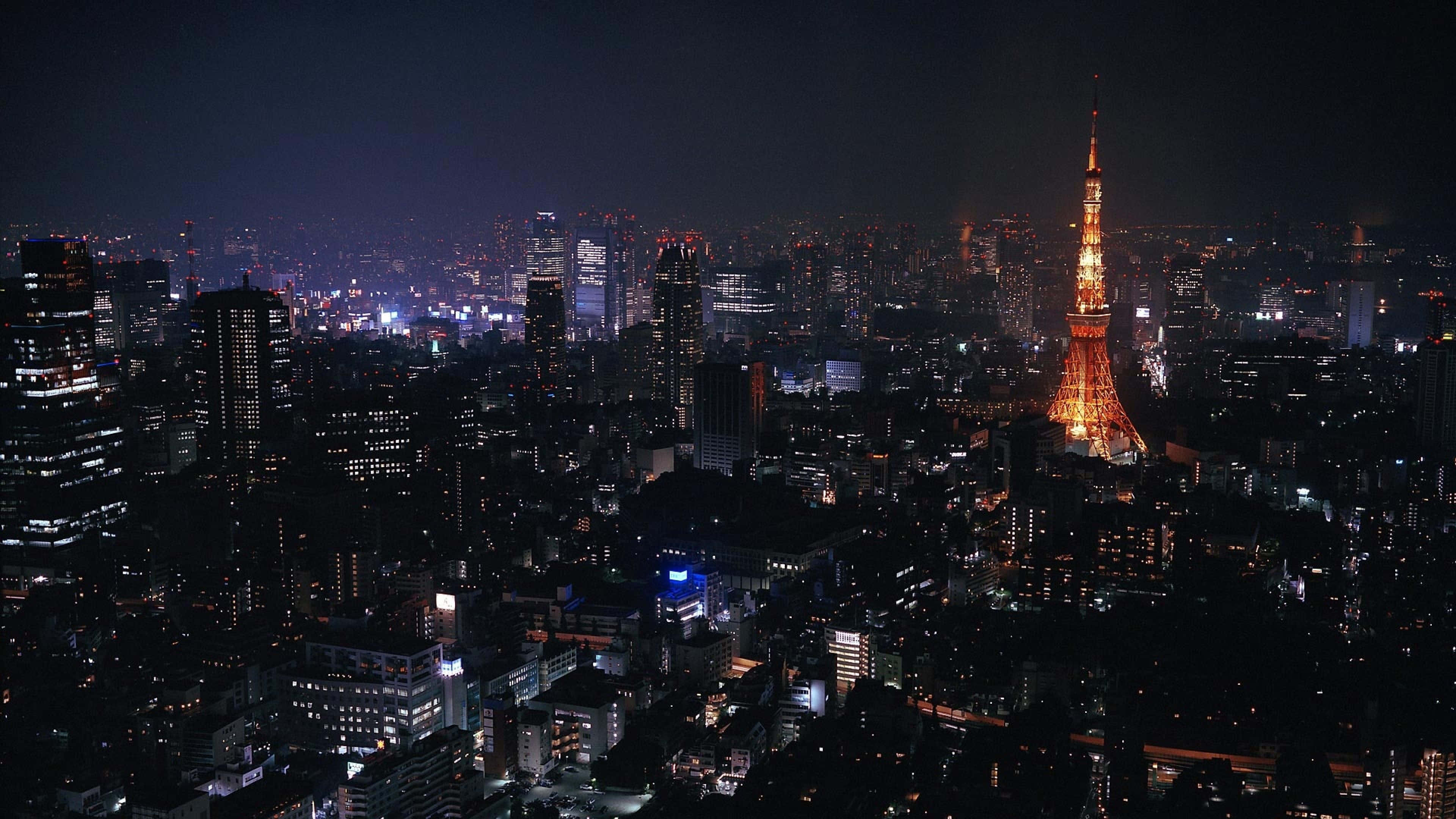 暗夜城市 桌布 壁紙 — 東京天際線的夜間鳥瞰圖，以發光的東京塔為主，周圍是密集的城市燈光。
