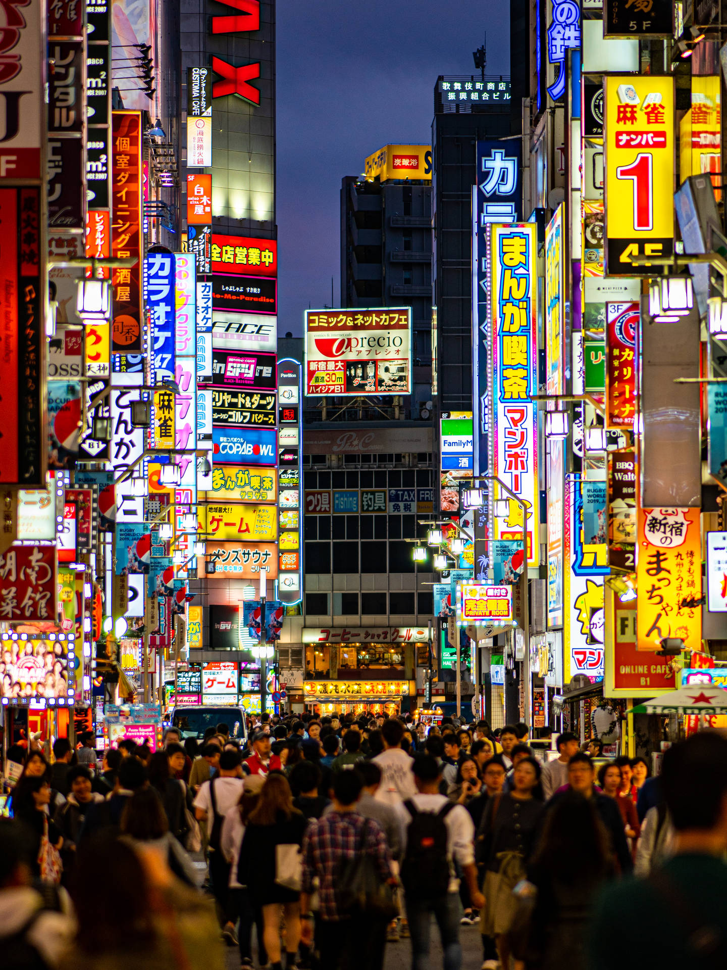 夜晚東京擁擠的街道，有發光的霓虹燈招牌和行人。