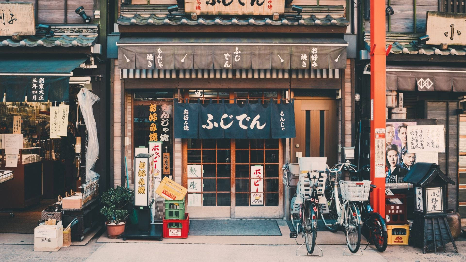 東京復古藝術商店 壁紙 — 迷人的日本街景，傳統木製店面、掛牌和停在外面的自行車。