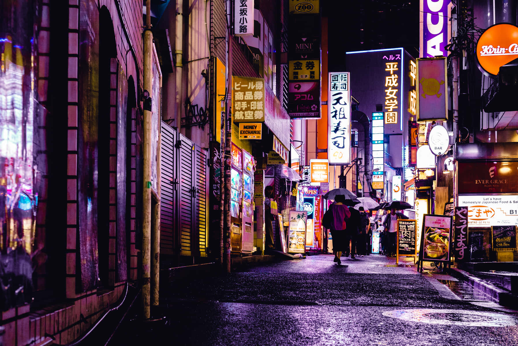 東京日本的明亮燈光 壁紙 — 東京夜晚雨濕的霓虹小巷，行人撐傘走過發光招牌。