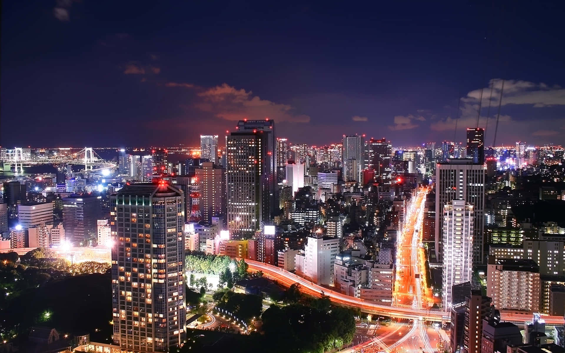 燈光明亮、道路繁忙的夜景城市。