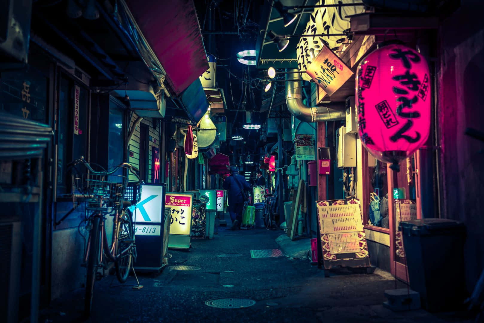 東京狹窄逼仄巷弄背景 壁紙 — 日本夜晚一條狹窄的霓虹燈小巷，有發光的招牌和一個粉紅色的燈籠懸掛在頭頂。