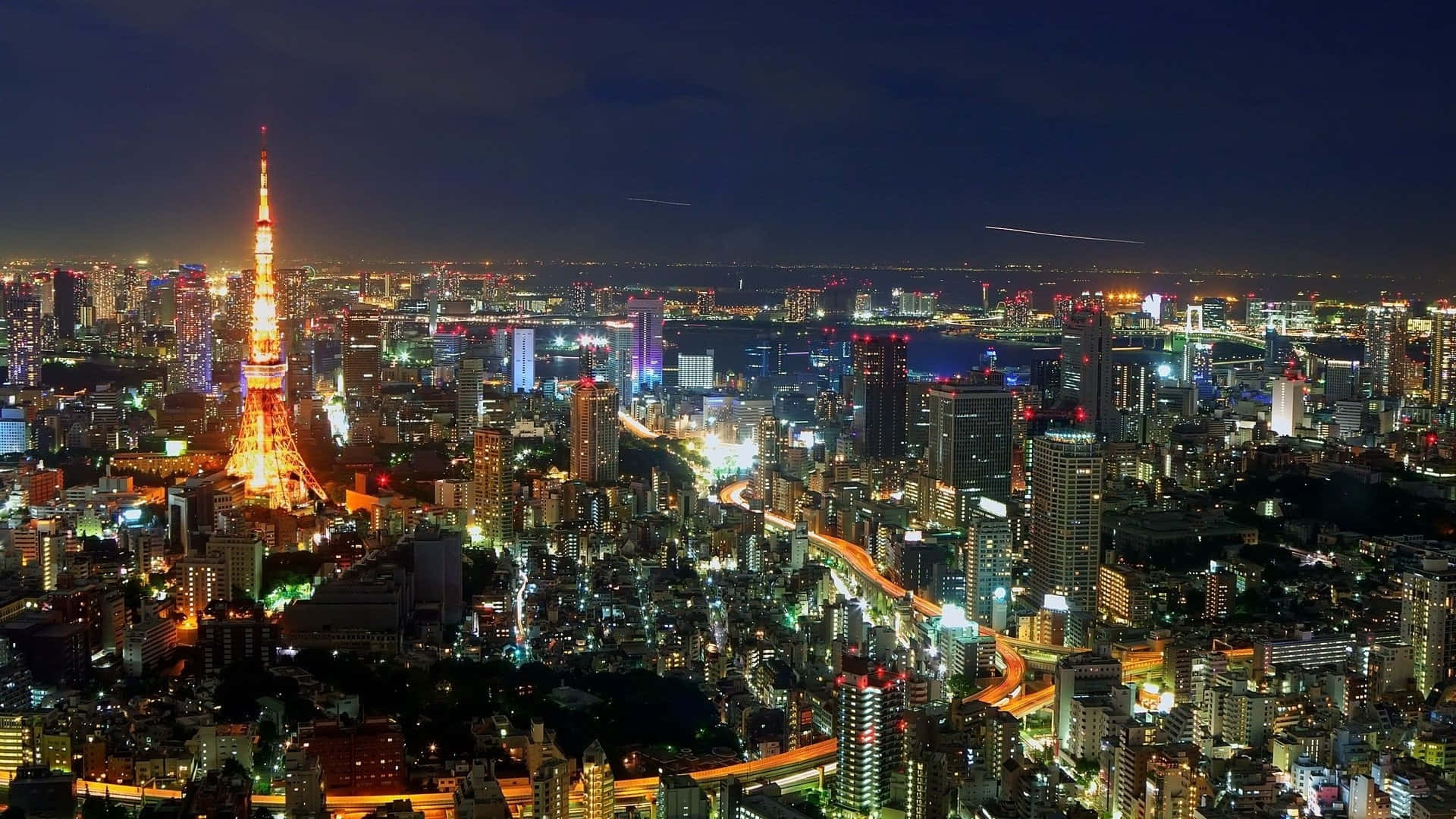 東京背景 璀璨的城市燈光 壁紙 — 夜晚的東京天際線，閃耀的東京塔和城市燈光照亮都市的廣闊。