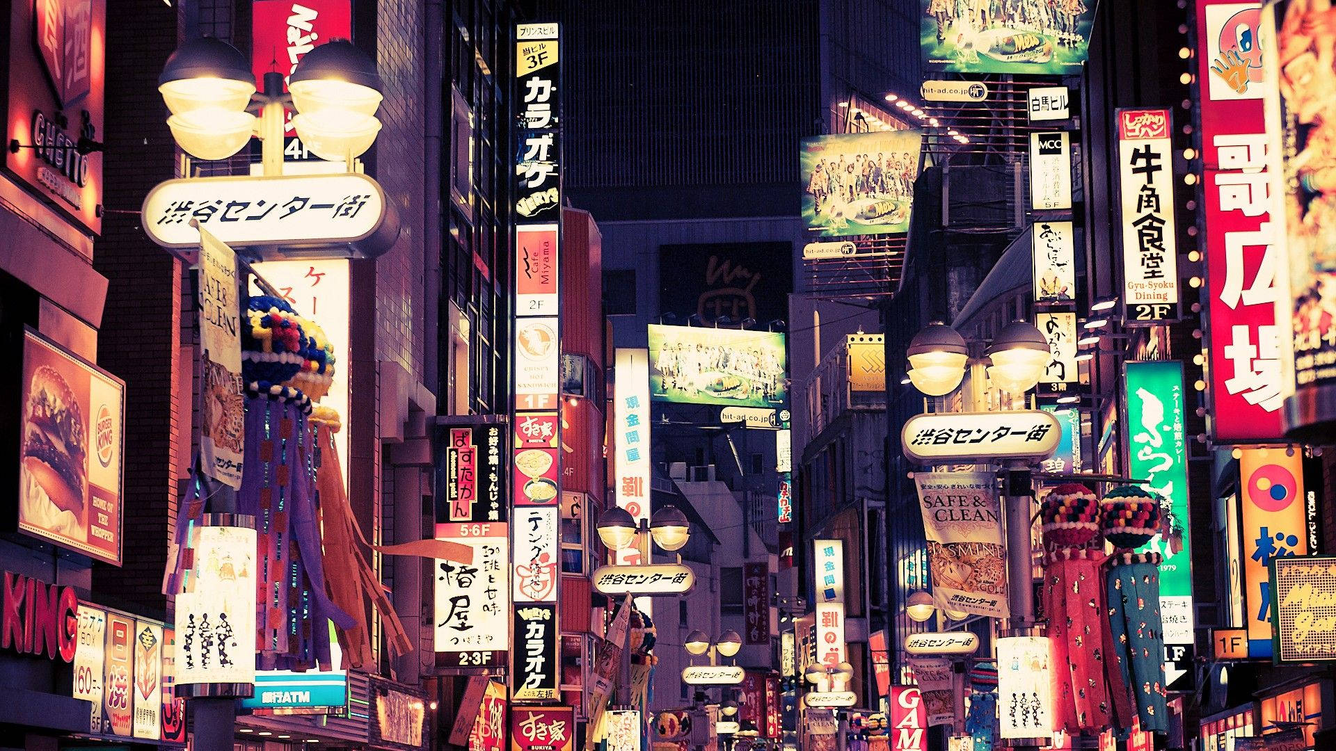 夜晚的東京小巷，被發光的霓虹燈招牌和燈籠照亮。