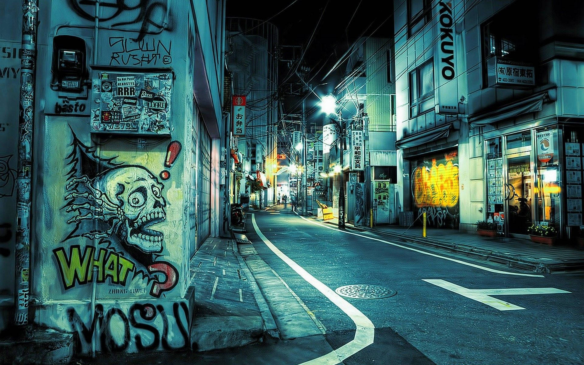 東京夜晚佈滿塗鴉的後巷，帶有骷髏壁畫和霓虹燈。