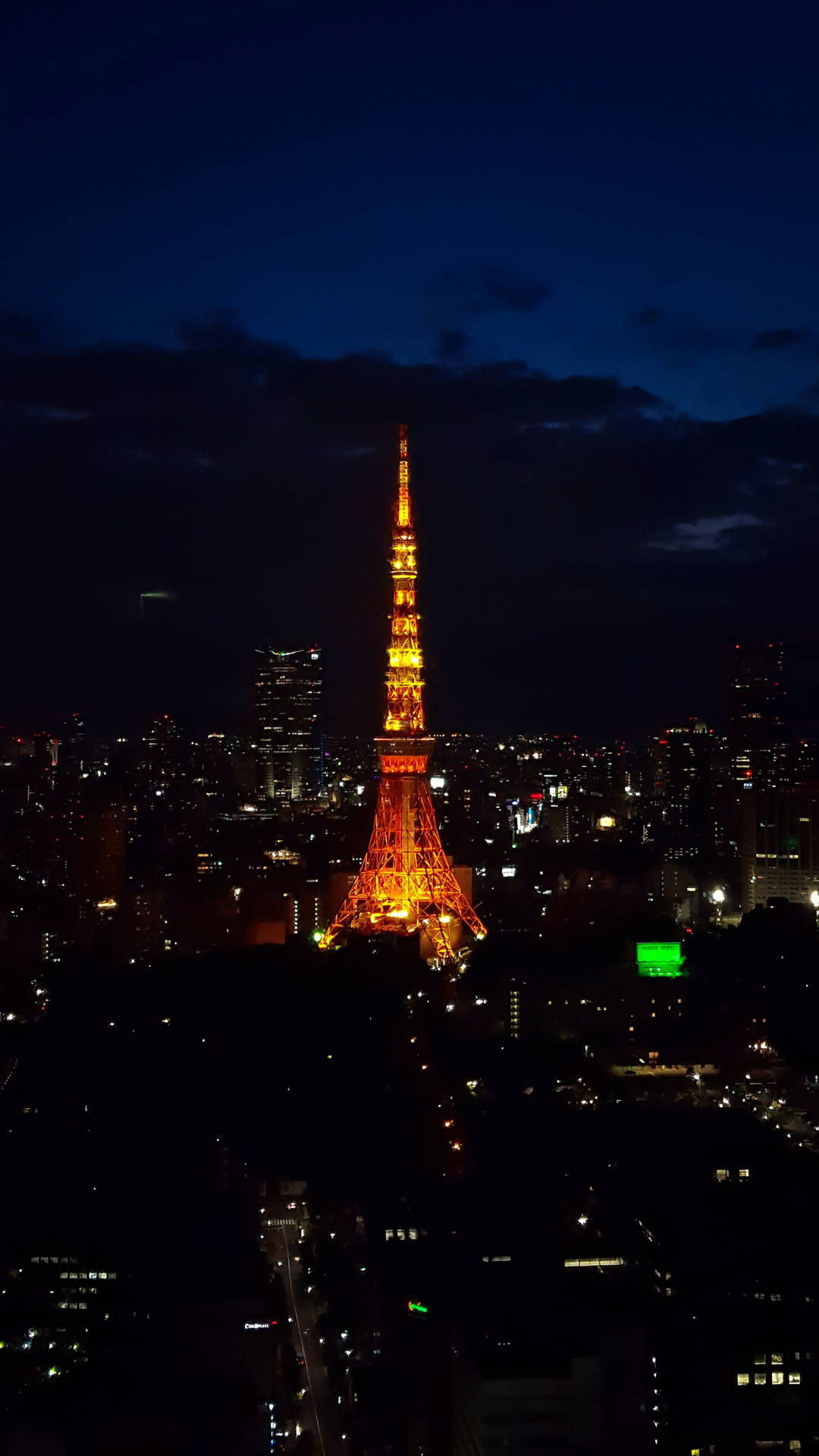 夜晚點亮的東京鐵塔，下方城市燈光。