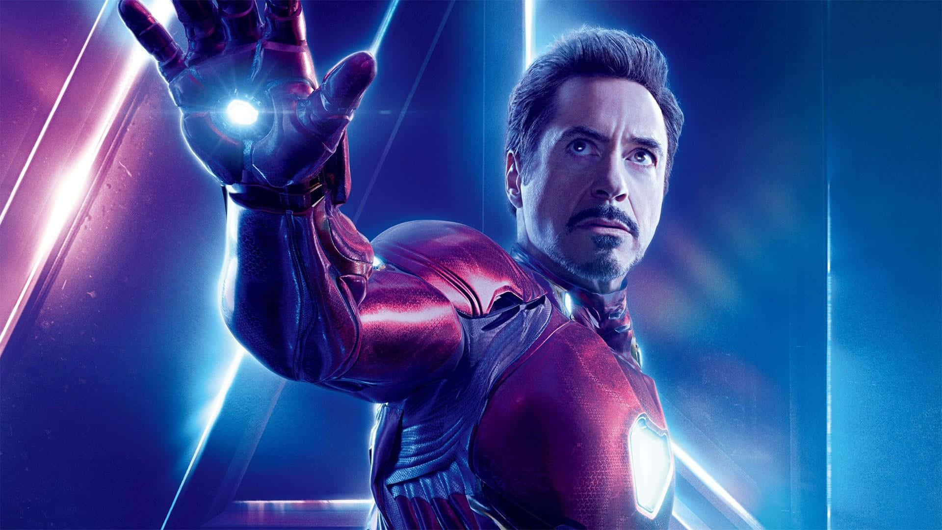 Iron Man Movies 桌布 壁紙 — 東尼·史塔克穿著紅色和金色的鐵甲奇俠戰衣，伸出發光的斥力手對抗充滿活力的藍色和紫色能量光束。