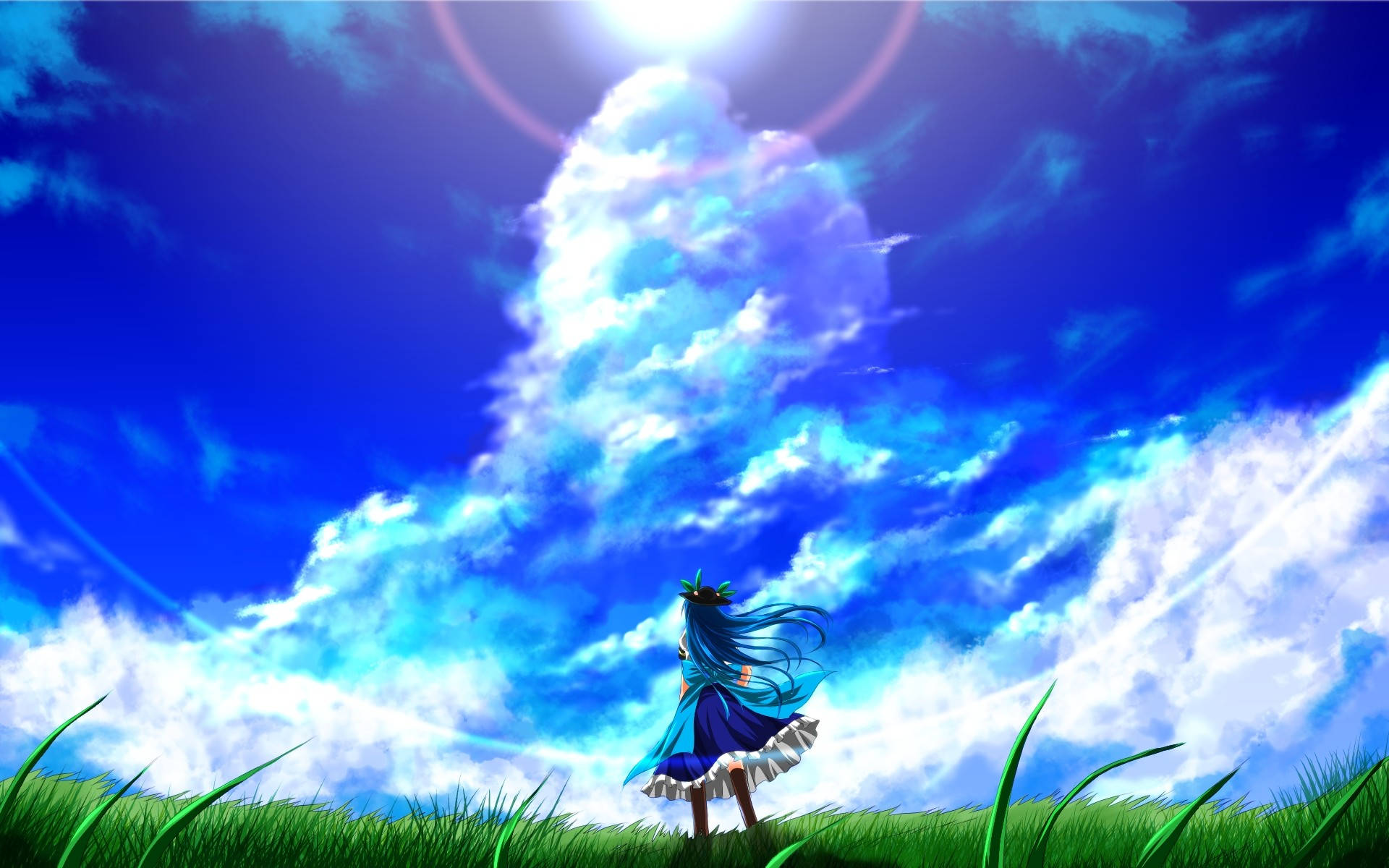 東方Project 天使羽衣 壁紙 — 一位藍髮動漫女孩穿著藍色連衣裙站在草地上，仰望充滿蓬鬆白雲和明亮陽光的鮮豔藍天。