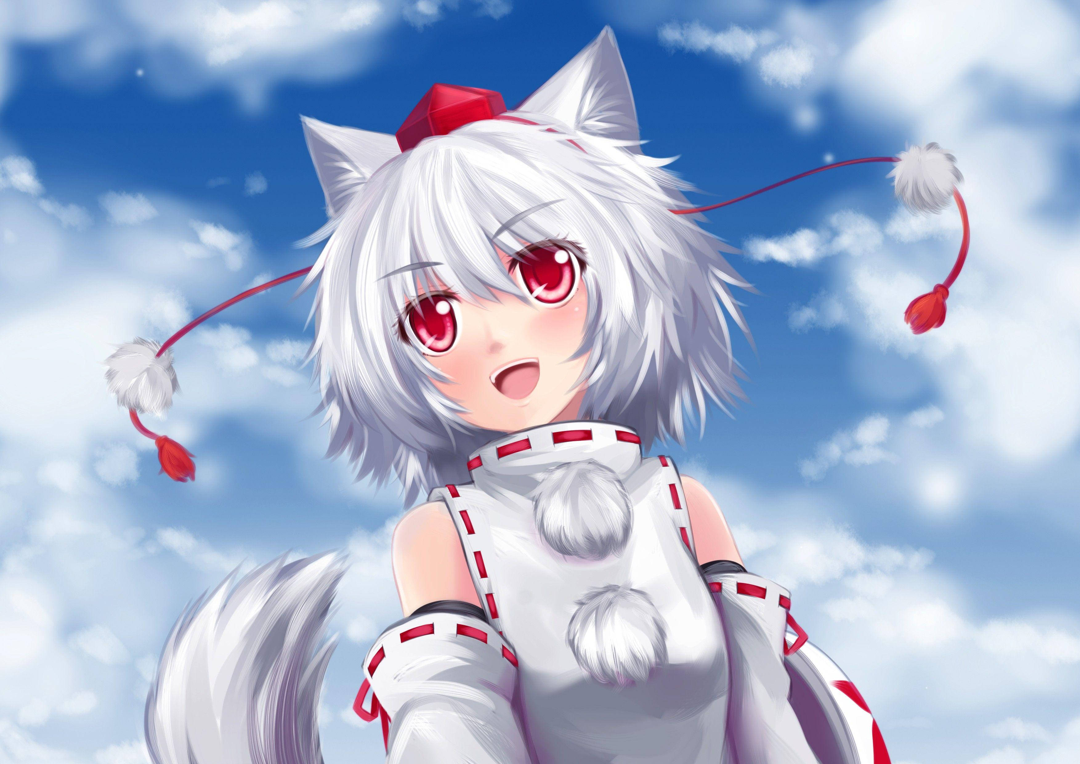 東方Project 毛皮·犬山 壁紙 — 一個開心的動漫女孩，白髮紅眼狐狸耳朵，在藍天白雲下微笑。