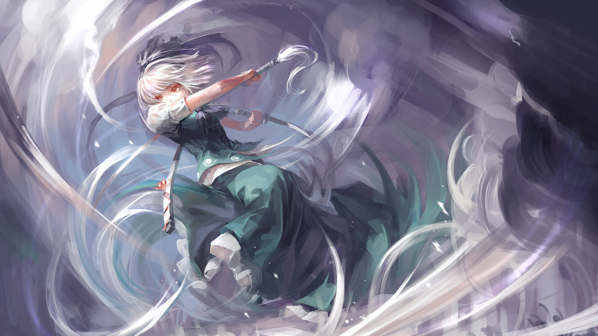 東方Project 由霧·紅葉 中戰鬥 壁紙 — 一位銀髮動漫女孩身穿綠色長袍，用雙劍劈開旋轉的銀色和紫色能量。