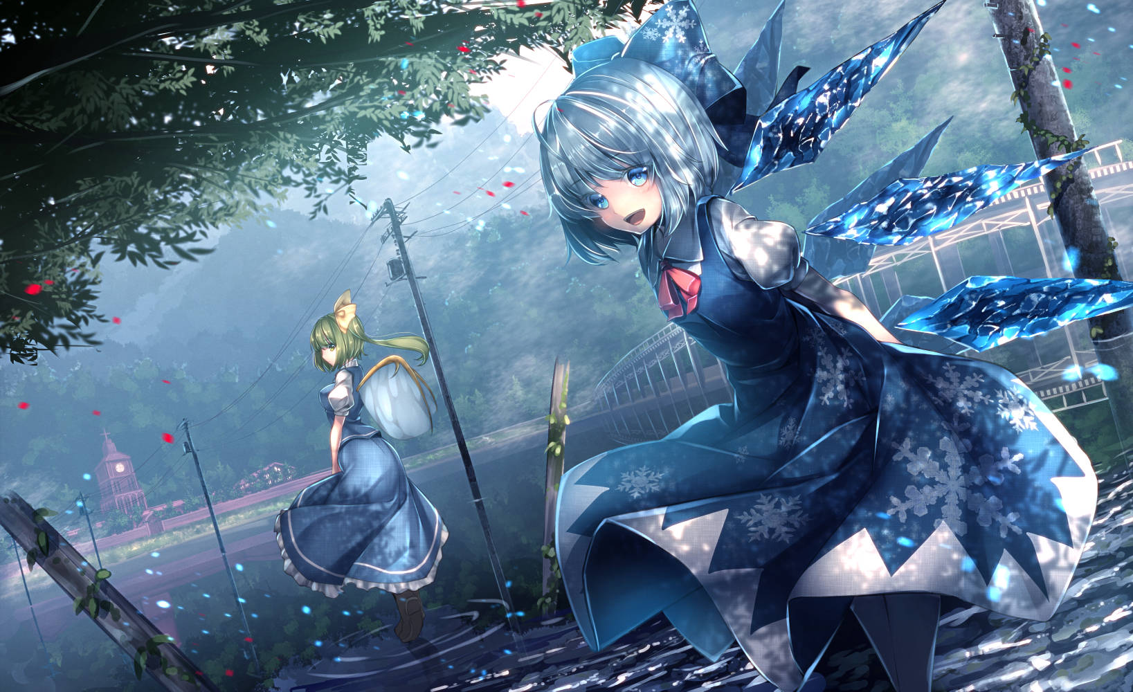 東方Project 萌え雪與大妖精 壁紙 — 一位銀髮、擁有藍色水晶翅膀的動漫女孩站在迷霧森林中，背景中另一位女孩正走遠。