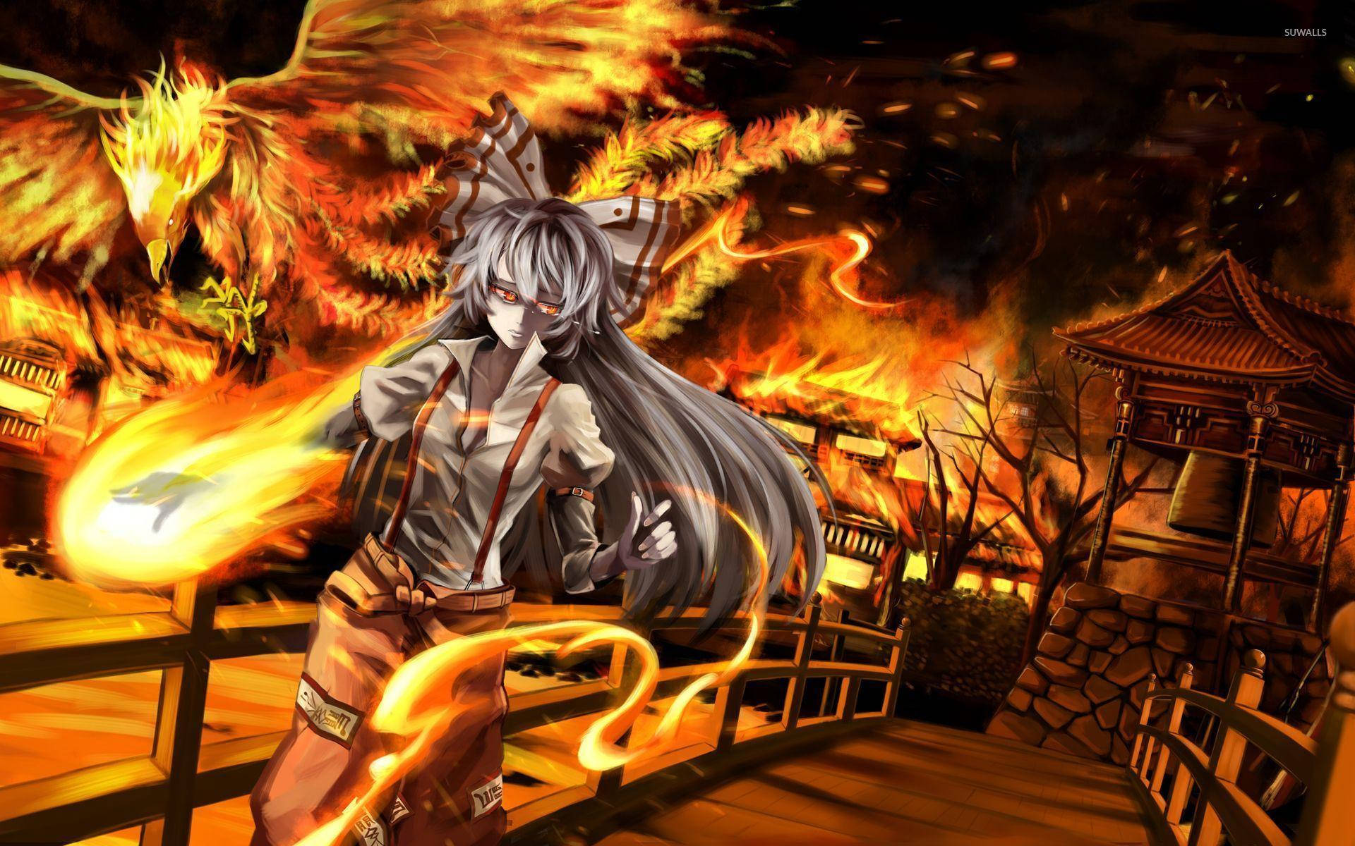 《東方Project》藤原妹紅鳳凰火 Anime 壁紙 — 一位銀髮動漫角色揮舞著火焰能量，身後一隻鳳凰在燃燒的傳統日本橋樑上爆發。