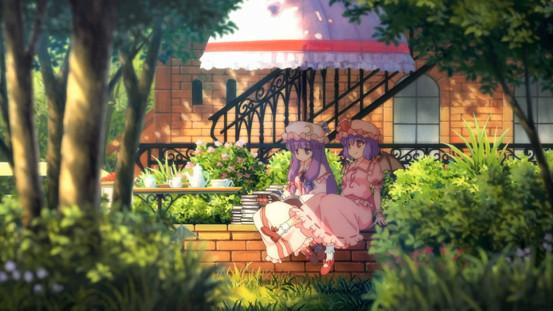 東方Project 赤紅與帕秋莉 壁紙 — 兩個穿著粉紅色連衣裙的動漫女孩坐在磚牆上，在花園裡撐著蕾絲陽傘，花園裡陽光明媚，鮮花盛開，樹木茂盛。