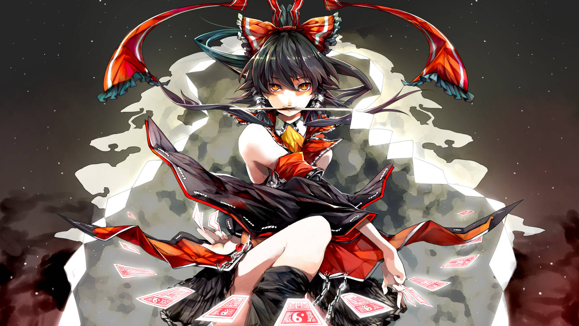 東方Project 霞之丘詩羽 壁紙 — 一位黑髮橙眼的動漫女孩坐在破碎的石台上，周圍漂浮著撲克牌，背景是繁星點點的夜空。