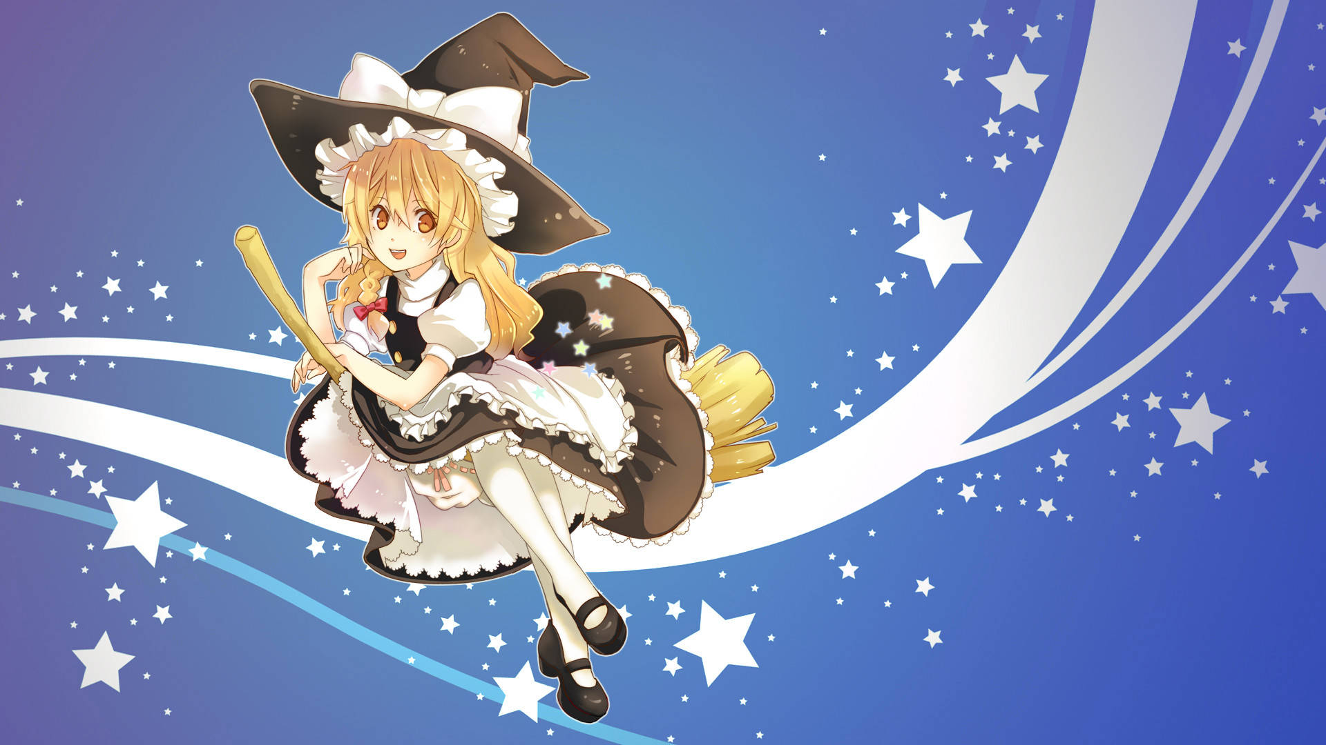 東方Project 馬莉莎·奇里薩美 背景 壁紙 — 一位開心的動漫女巫，金髮，騎著掃帚在繁星點點的藍天中飛行，身後留下旋轉的白色軌跡。