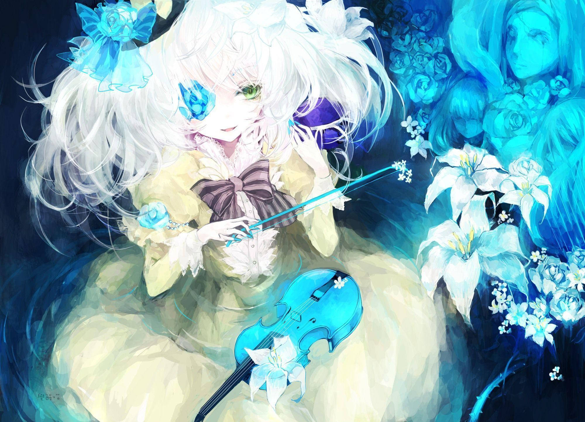 東方Project神秘角色於奇幻風景中 壁紙 — 一個蒼白的動畫女孩，白髮藍花，在夢幻般的藍色花卉背景中演奏發光的藍色小提琴。